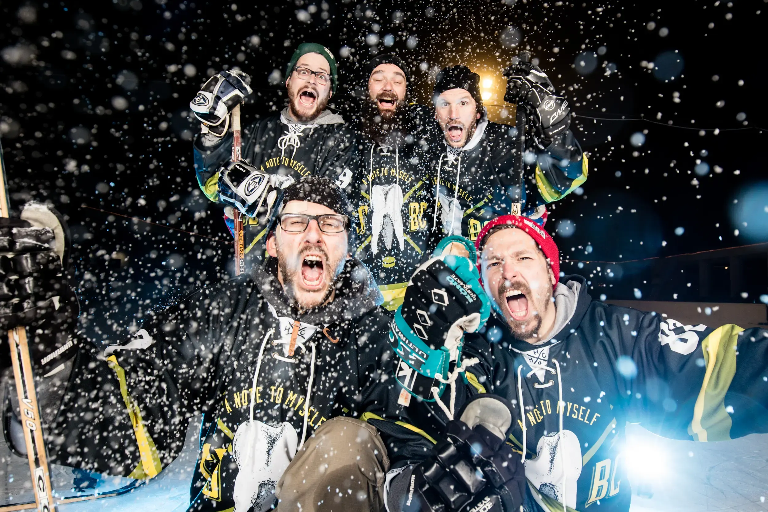 Bandgruppenfoto im Schnee mit fliegenden Schneebällen
