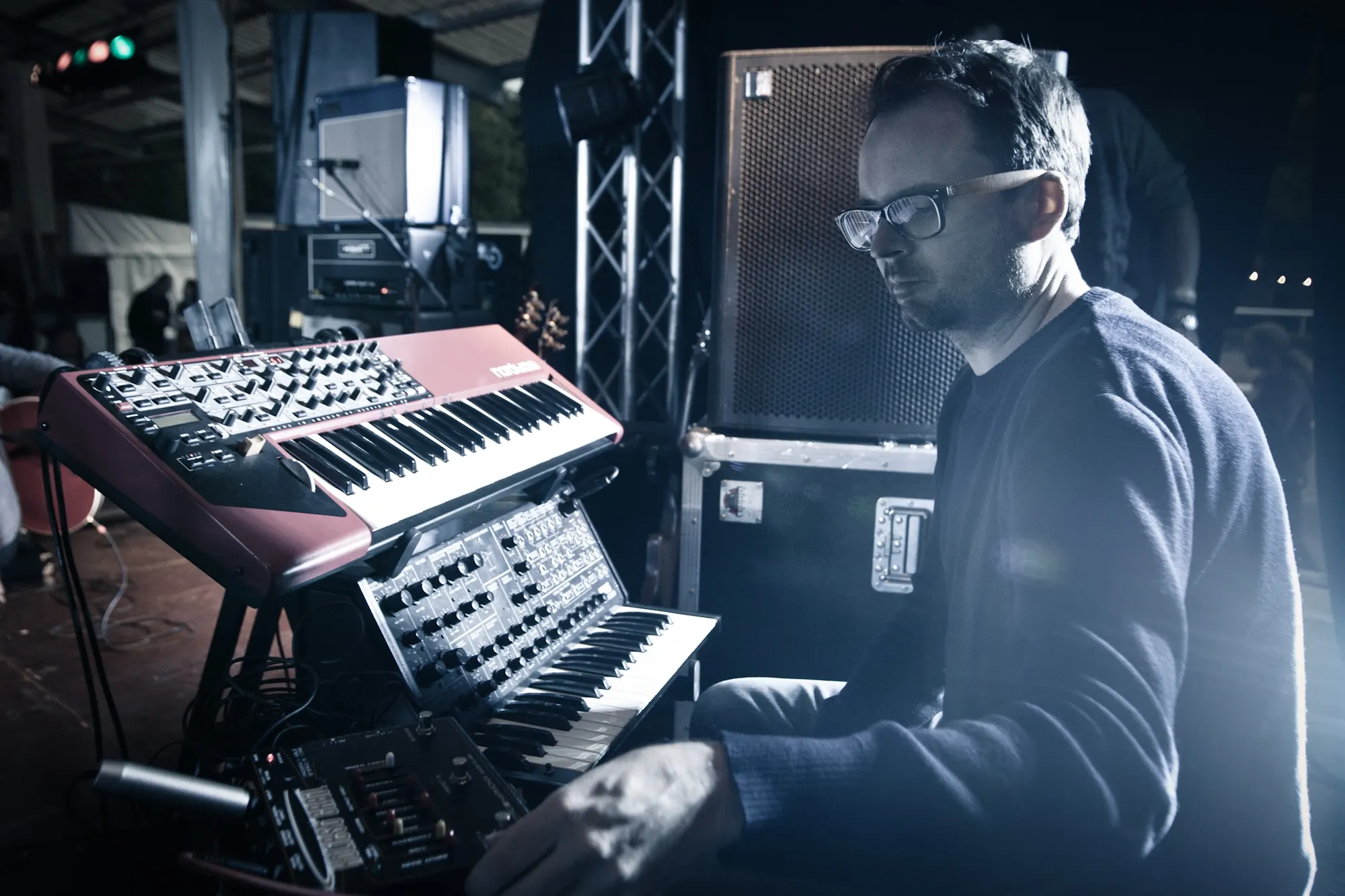 Musiker an Synthesizern und Keyboards im Studio