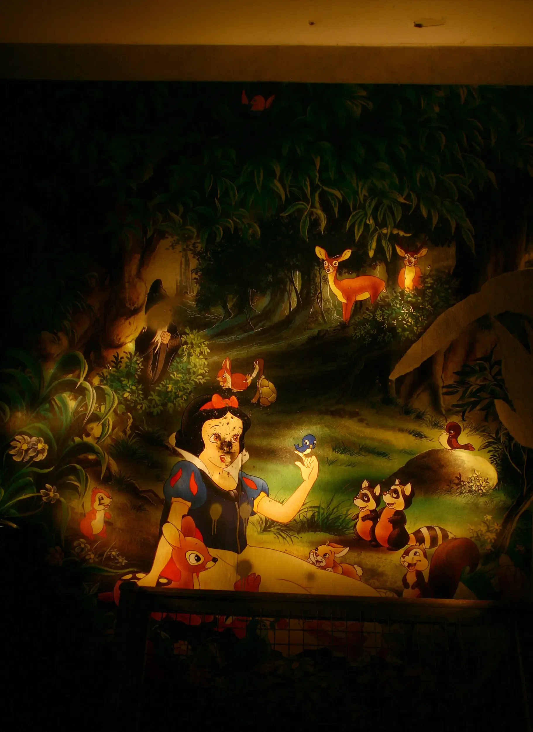 Surreale Nachtaufnahme mit Fabelfiguren im Wald, Nightshift
