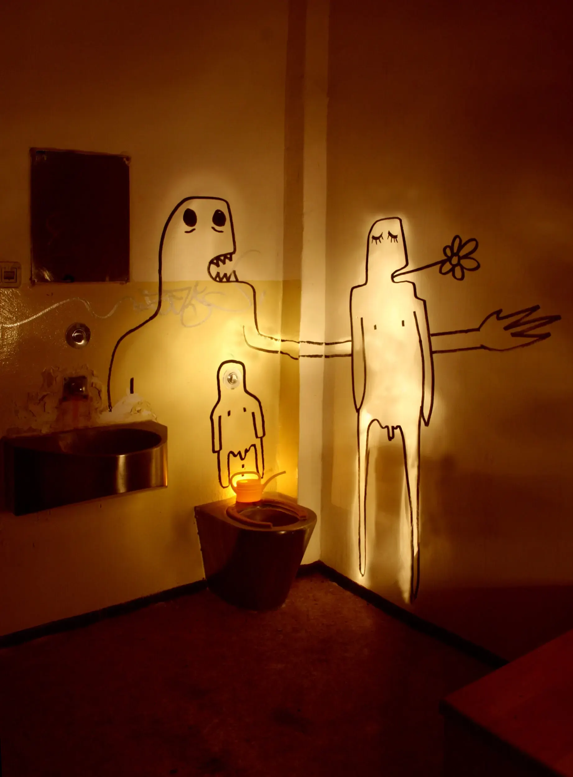 An die Wand gemalte Geisterfiguren in einem nächtlichen Badezimmer, Nightshift