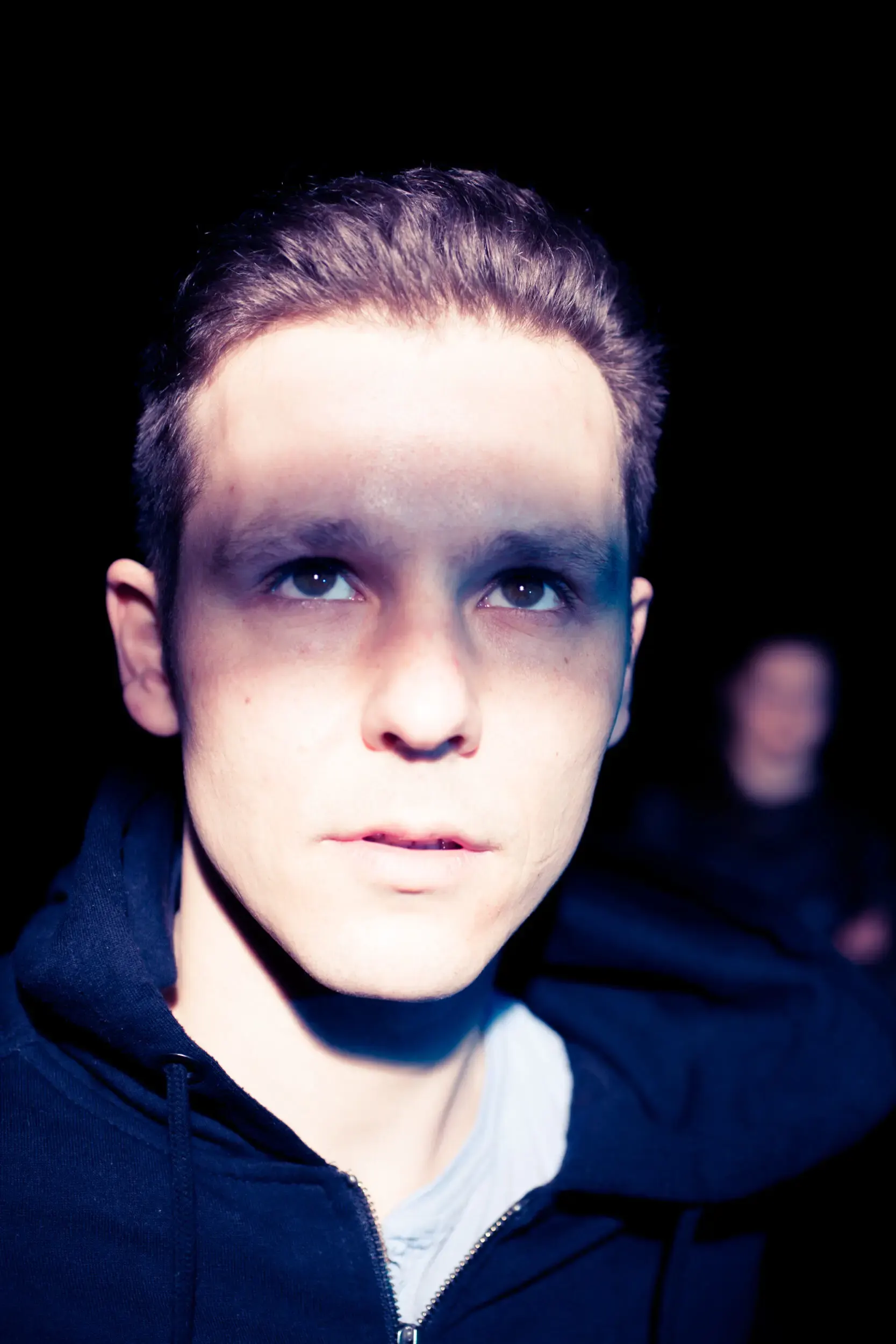 Portrait von Nils Kahnwald in blauem Licht