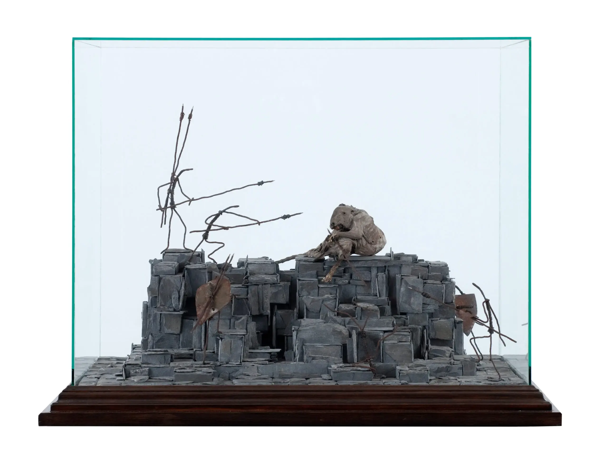 Miniatur-Felslandschaft mit Figur in Glasvitrine, Ansicht eins