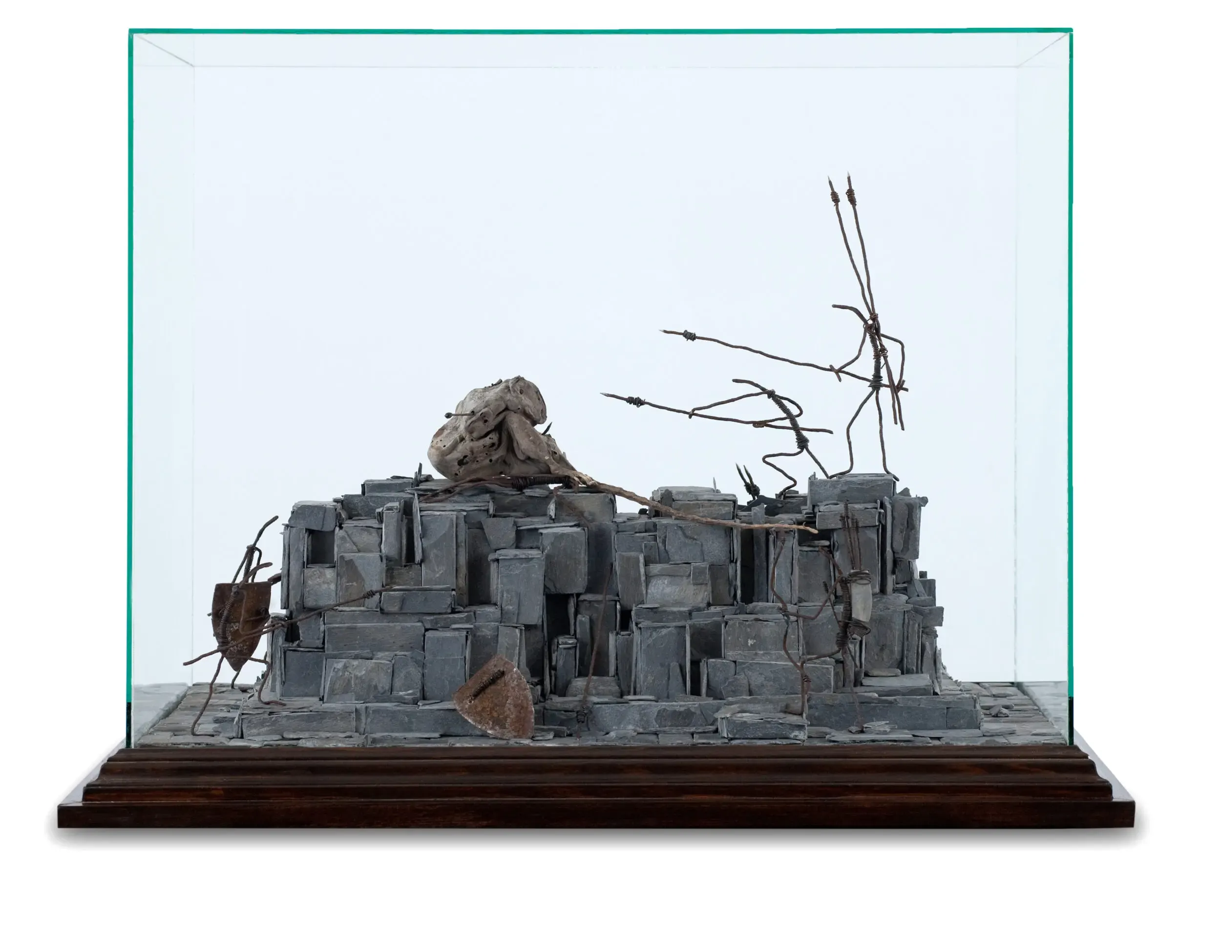 Miniatur-Felslandschaft mit Figur in Glasvitrine, Ansicht zwei