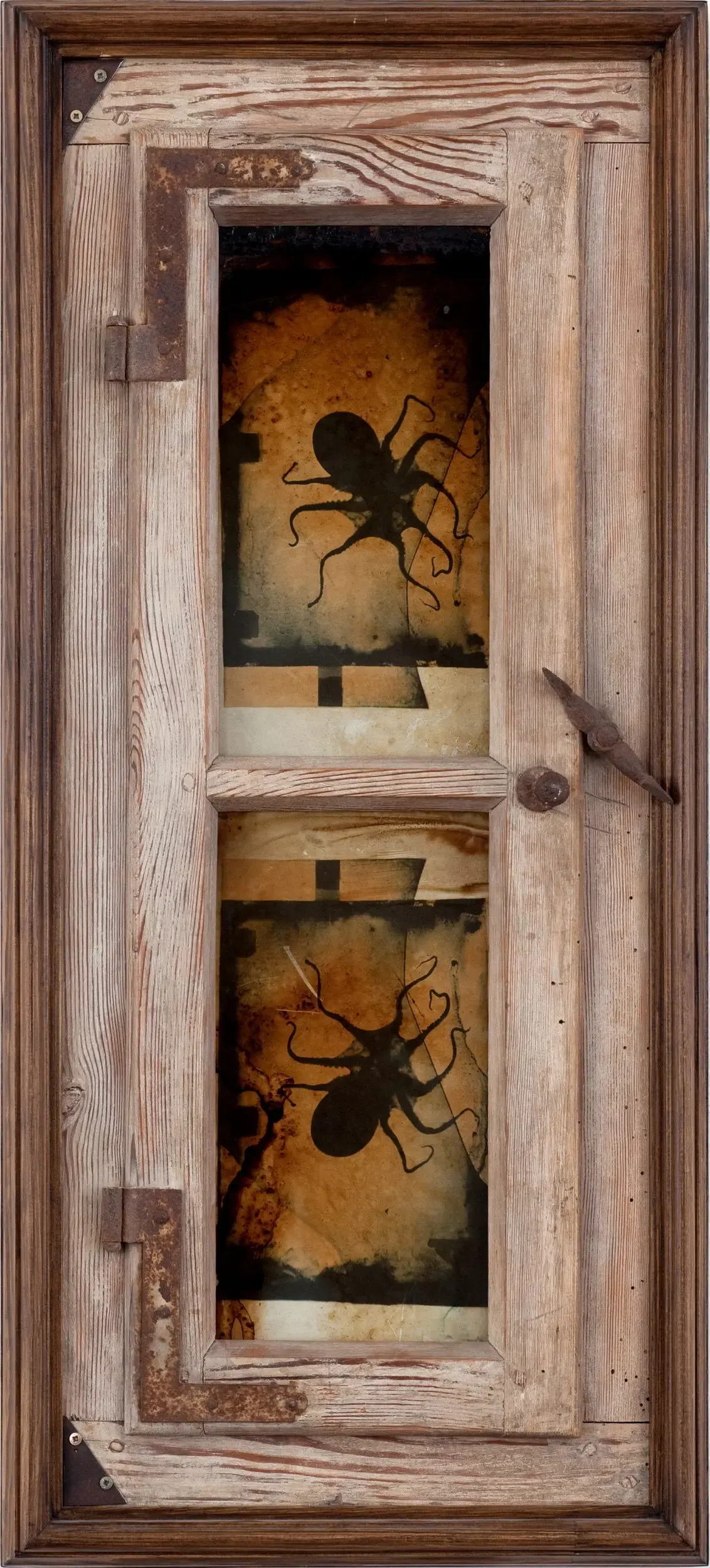 Holzfenster mit Käfer-Silhouette hinter Glas