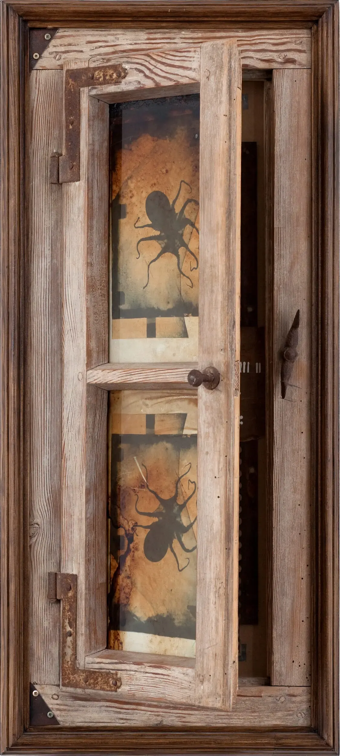 Zweites Holzfenster mit Käfer-Silhouette hinter Glas