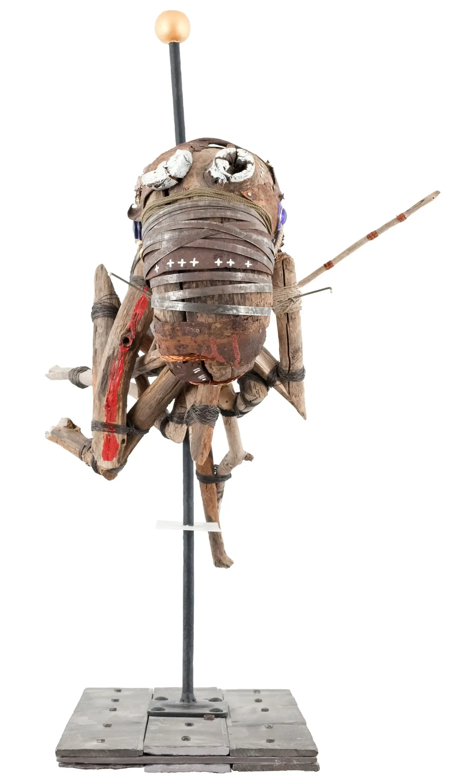 Skulptur einer Heuschrecke auf einem Stab montiert