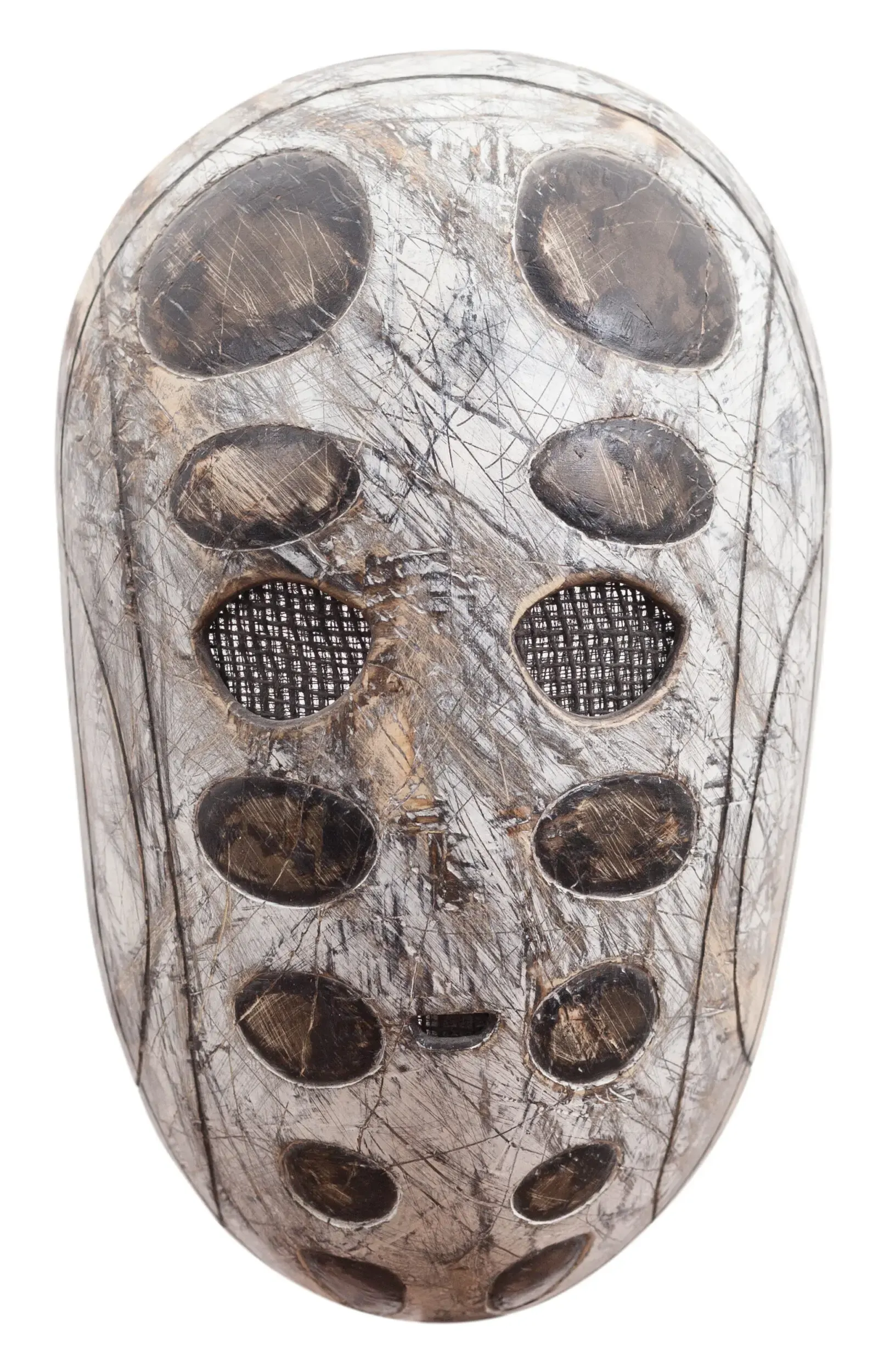 Steinerne Maskenskulptur mit zahlreichen unregelmäßigen Löchern