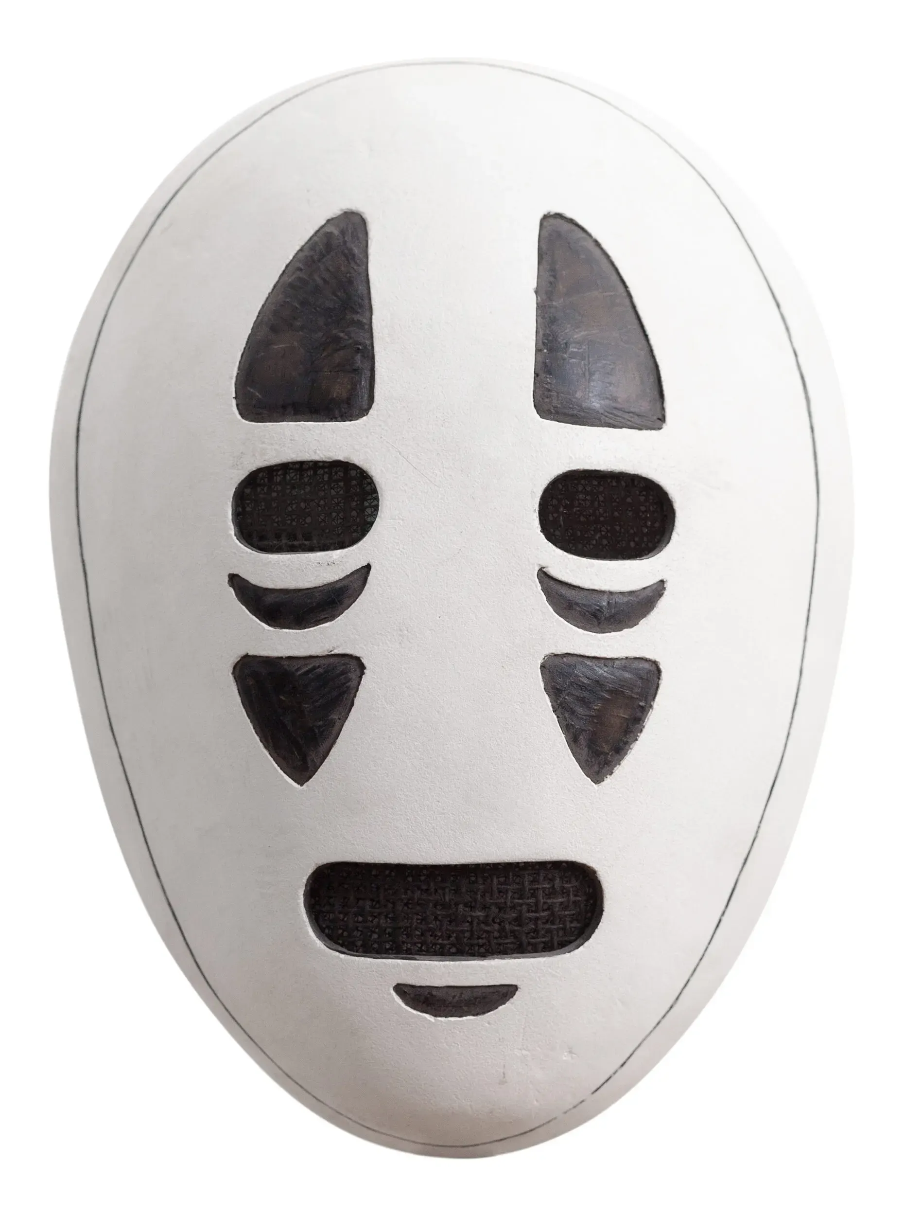 Weiße, rundliche Maskenskulptur mit dunklen Augen- und Mundformen