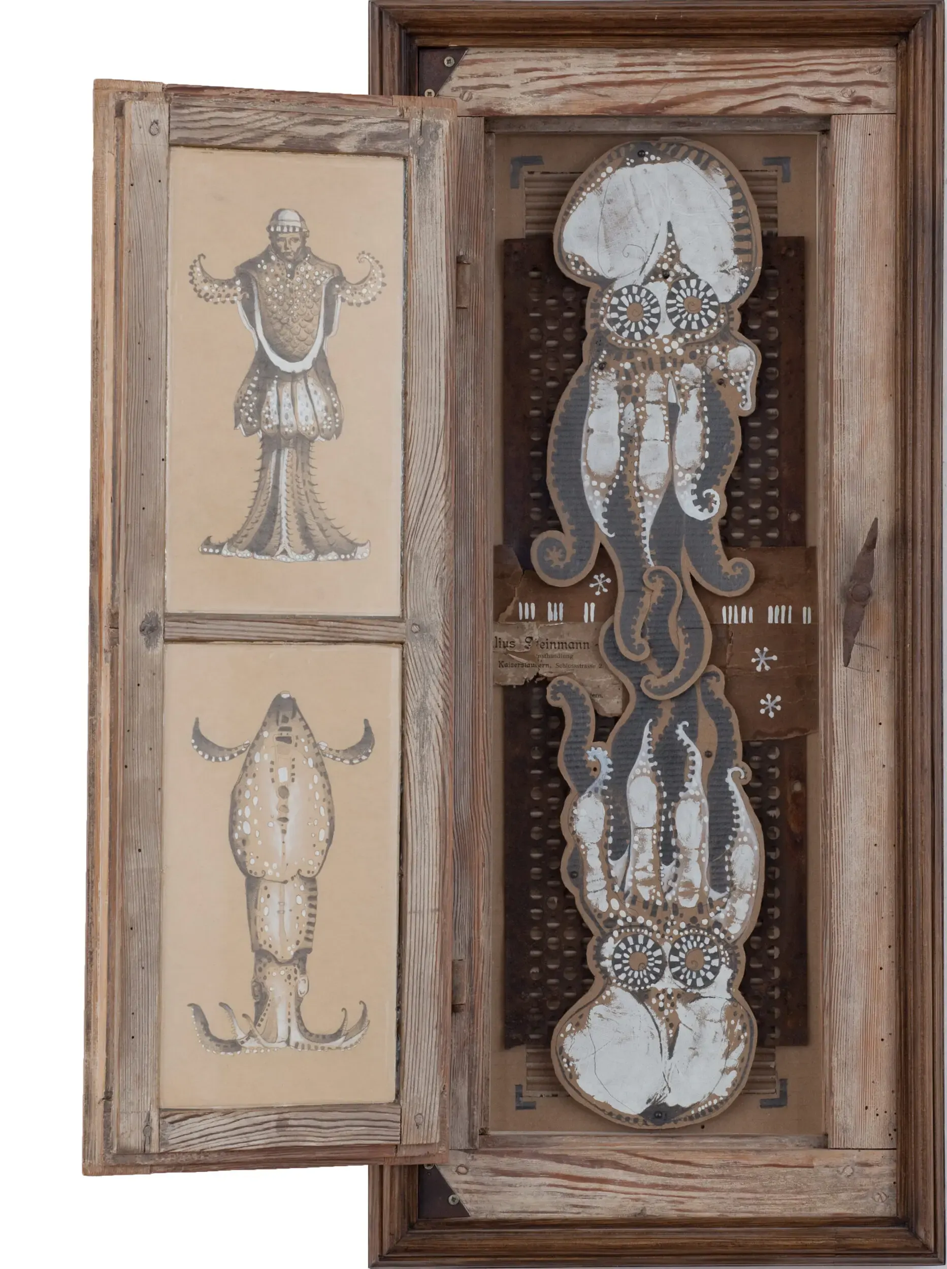 Offener Holzschrank mit anatomischen Zeichnungen und Quallen-Illustrationen