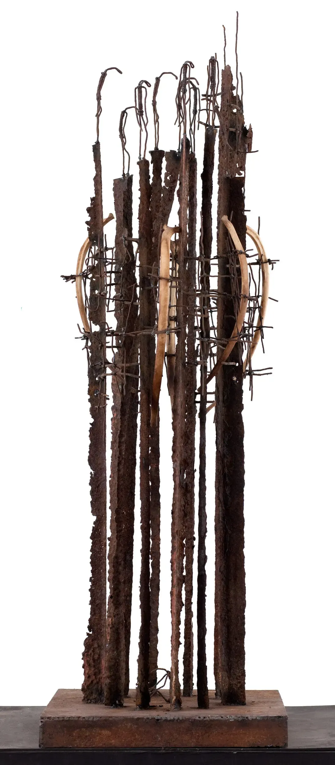 Hohe, schmale Stabskulptur aus dunklem Material