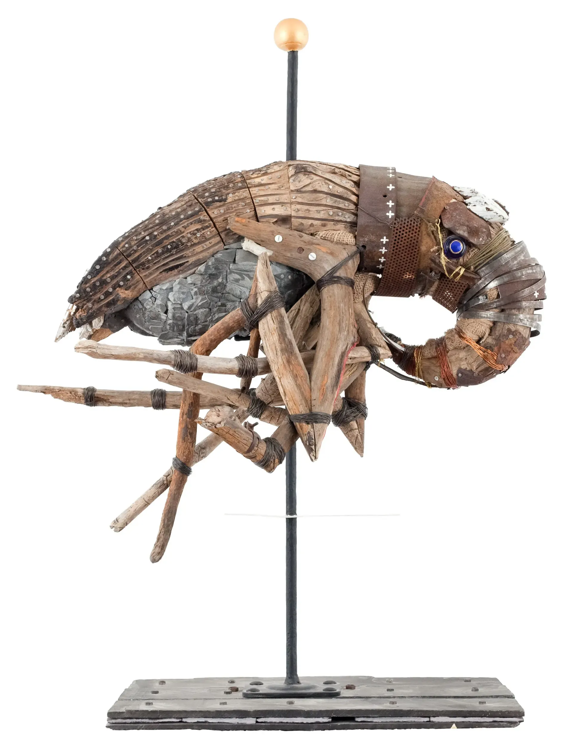 Widderförmige Treibholzskulptur auf Ständer, Ansicht eins