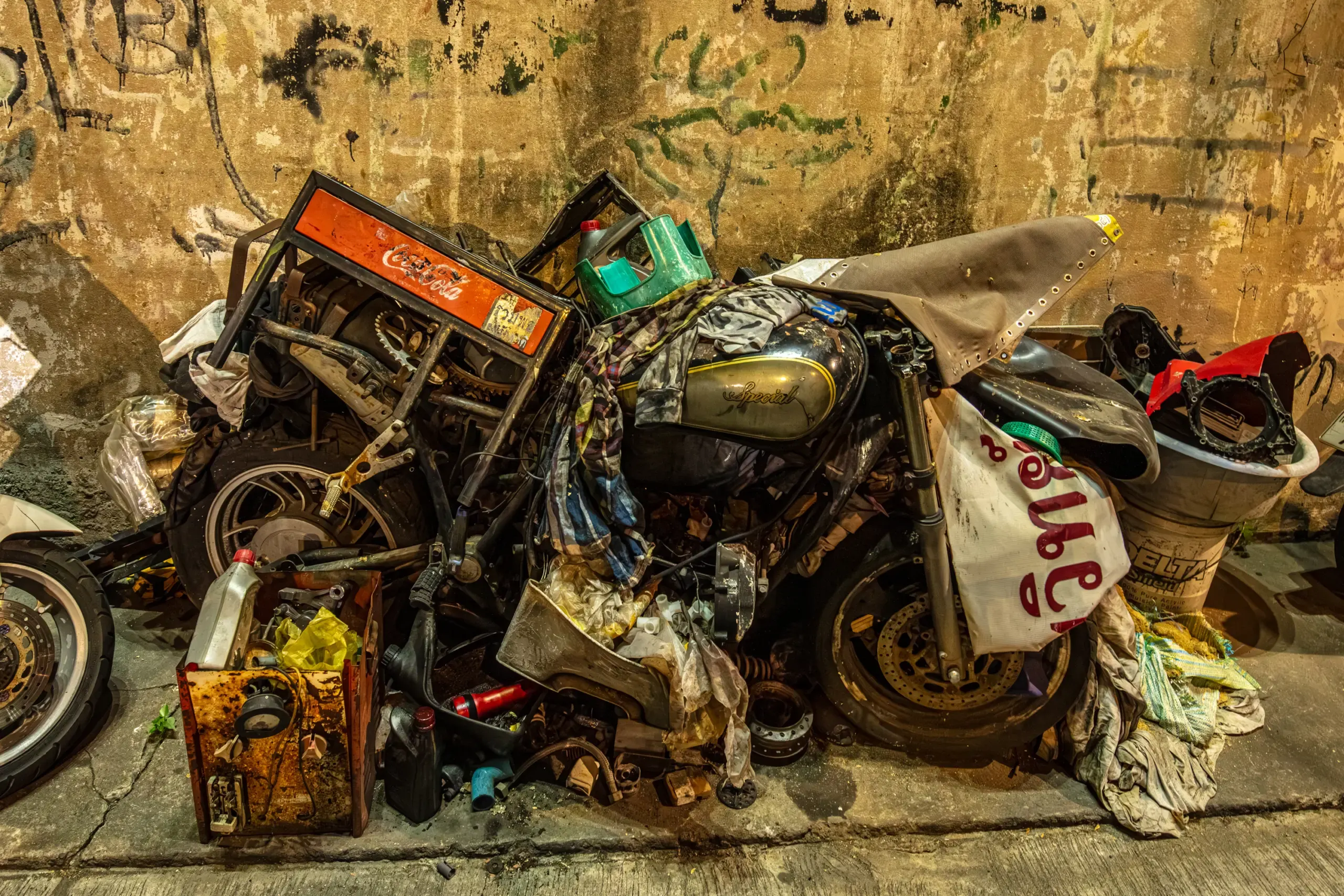 Verrostetes, aufgetürmtes Motorrad-Wrack