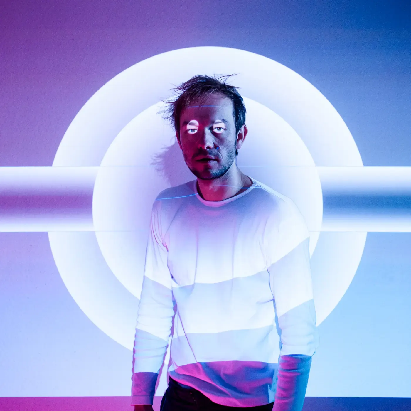 Mann mit kreisförmiger violetter Lichtprojektion