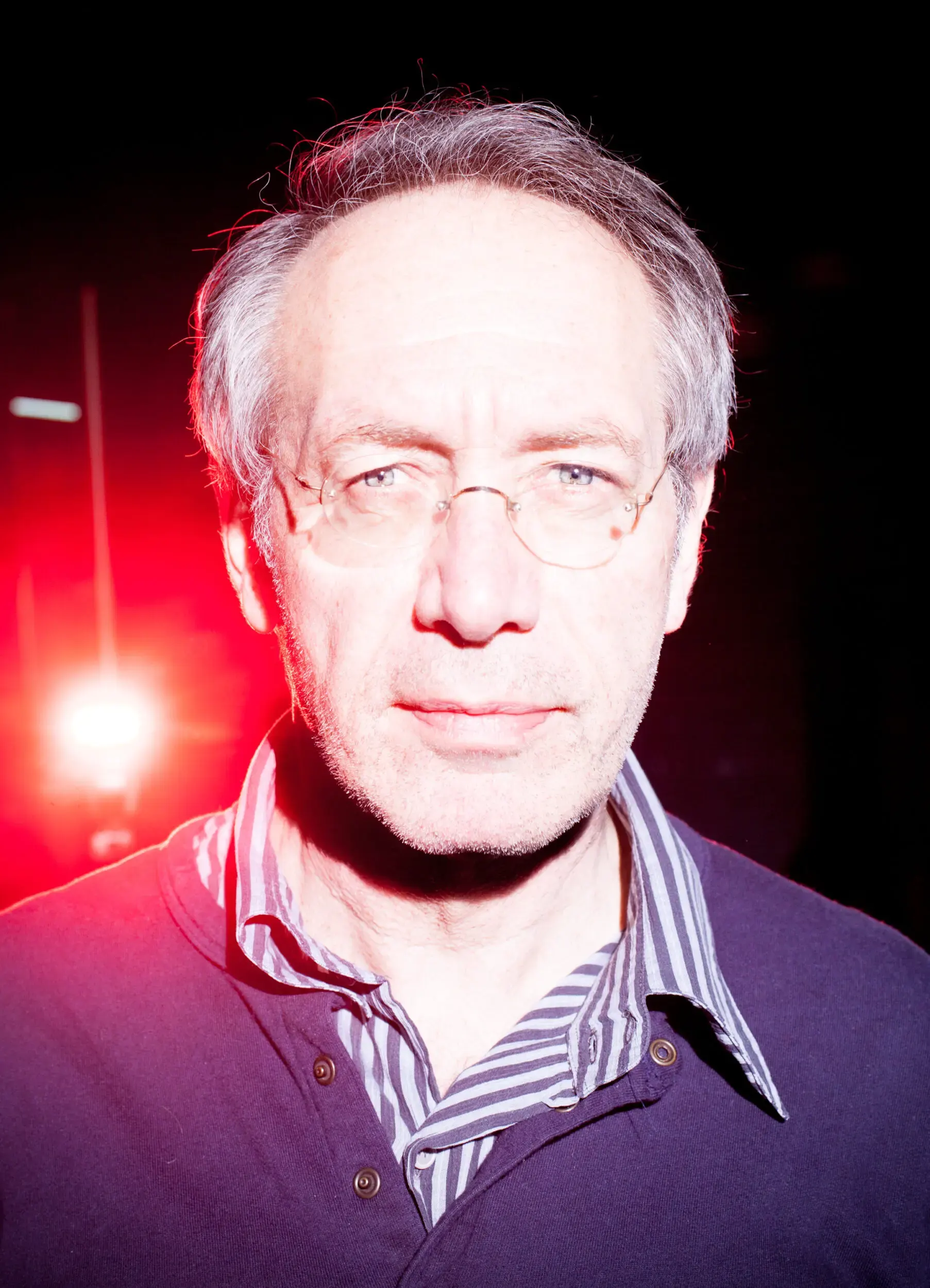 Portrait von Robert Hunger-Bühler mit rotem Streiflicht