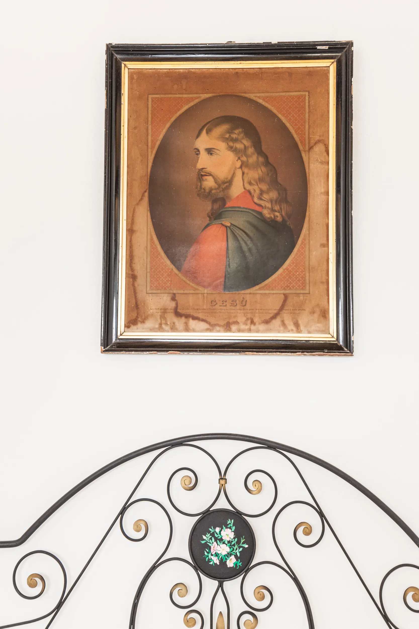 Gerahmtes religiöses Porträtgemälde an einer Wand, Sardasol