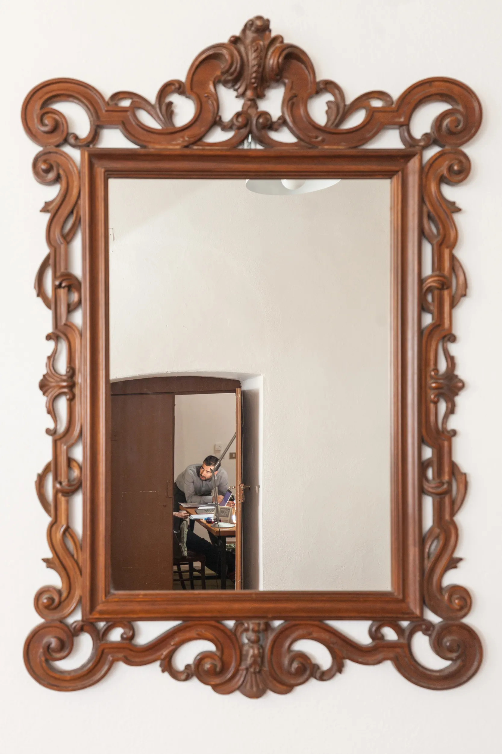 Kunstvoller Holzspiegelrahmen mit Zimmerreflexion, Sardasol