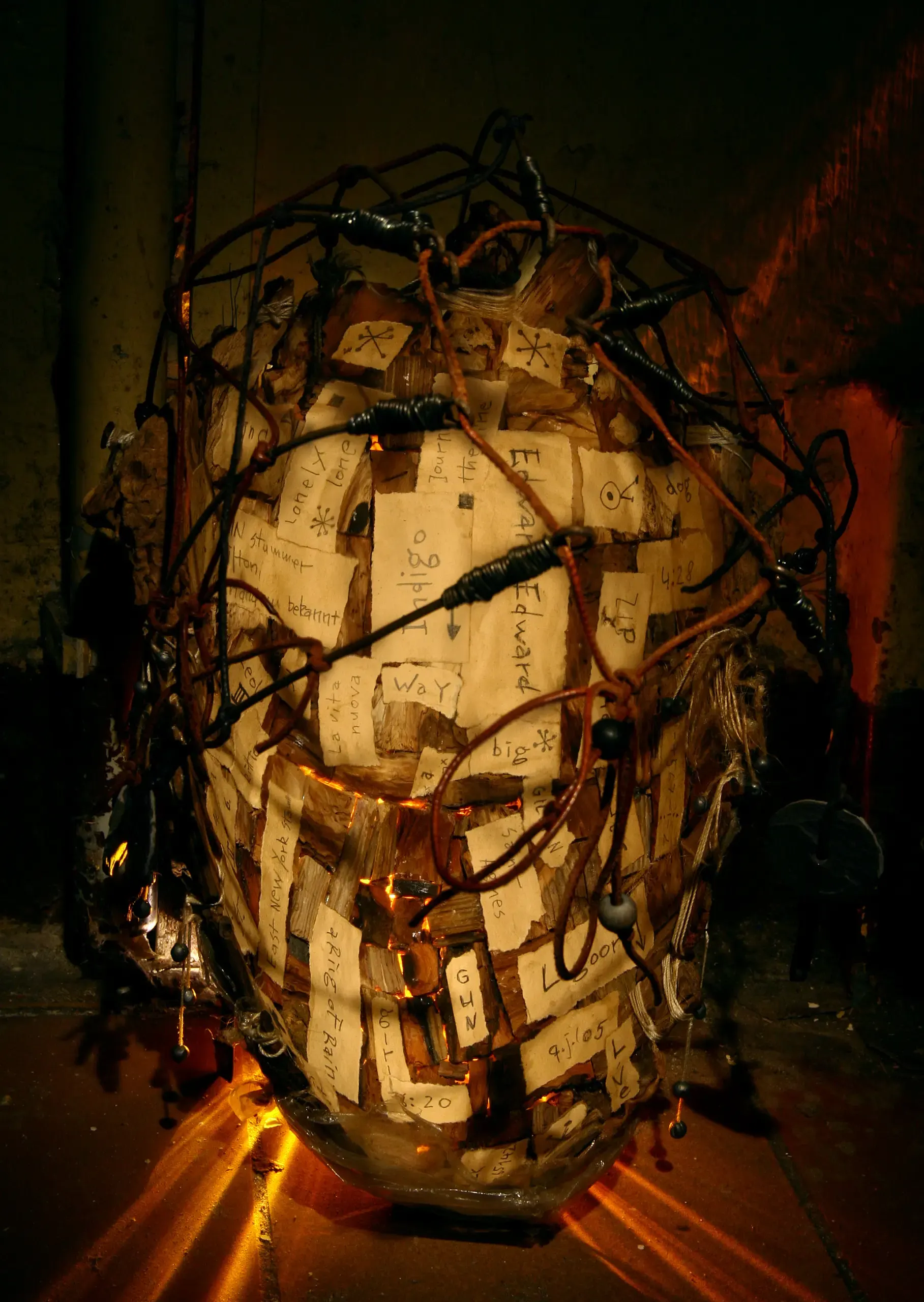 Skulptur eines Kopfes aus leuchtendem Draht