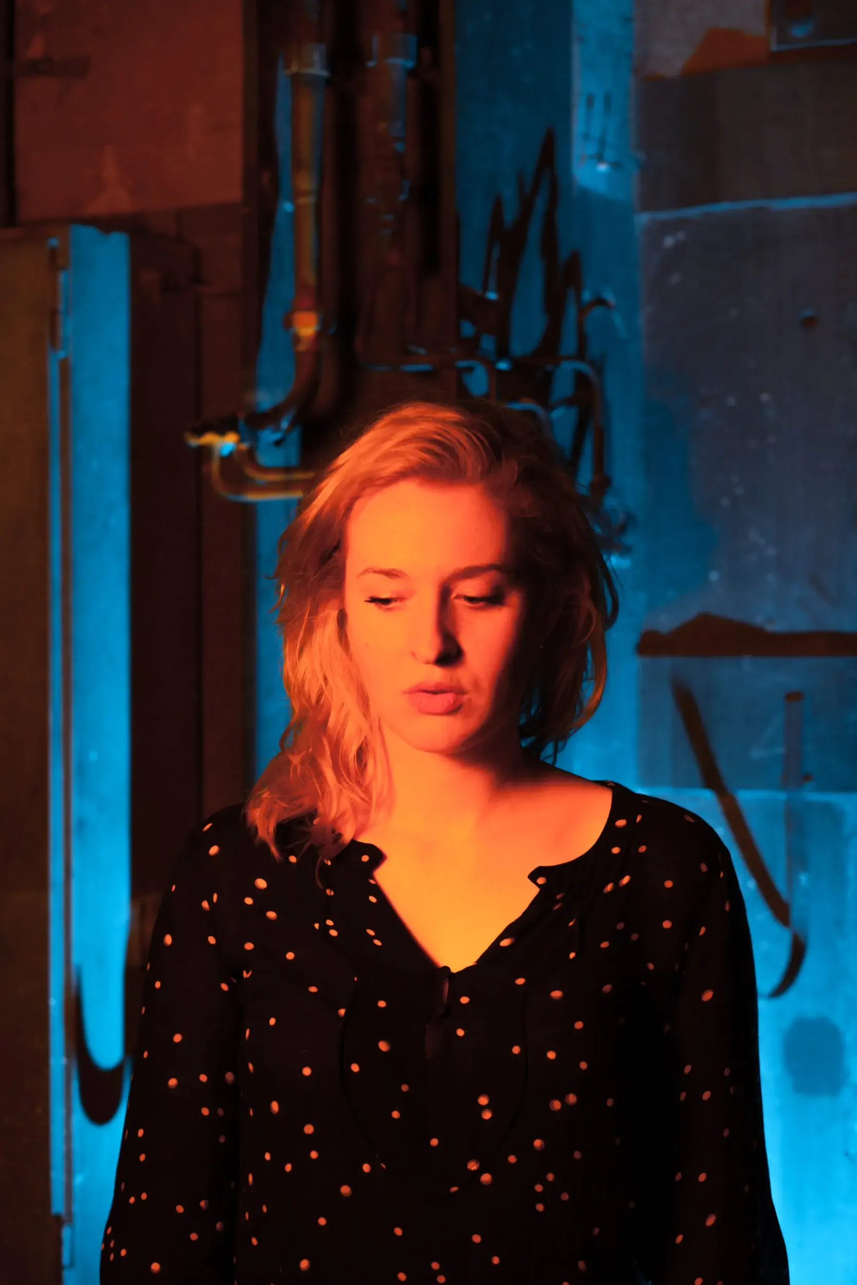 Portrait von Sofia Borsani in blau-orangem Licht