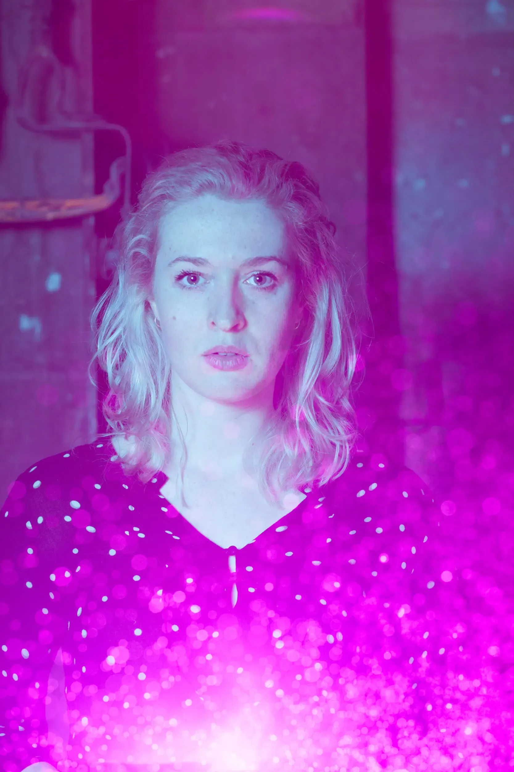 Portrait von Sofia Borsani mit pinken Lichtstreifen
