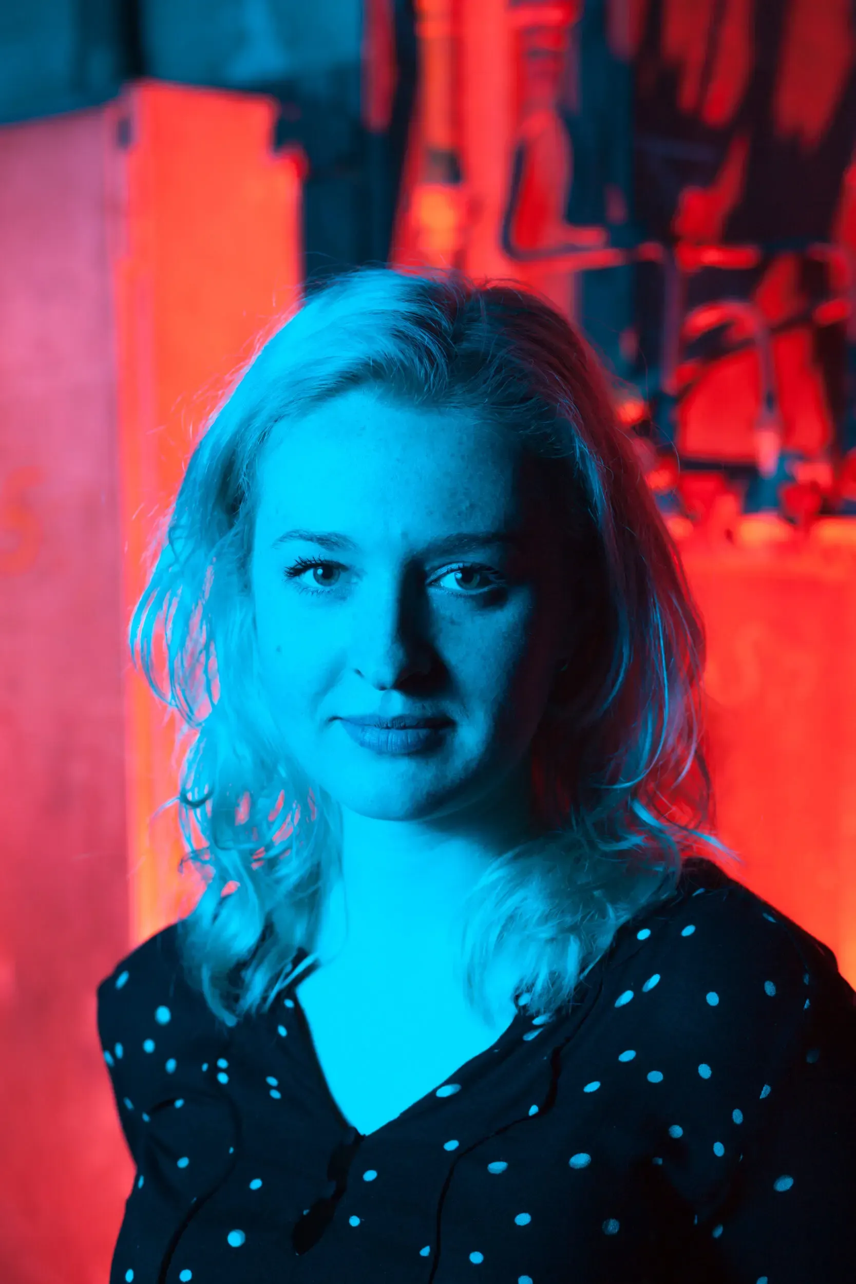 Portrait von Sofia Borsani mit rot-blauem Farbkontrast