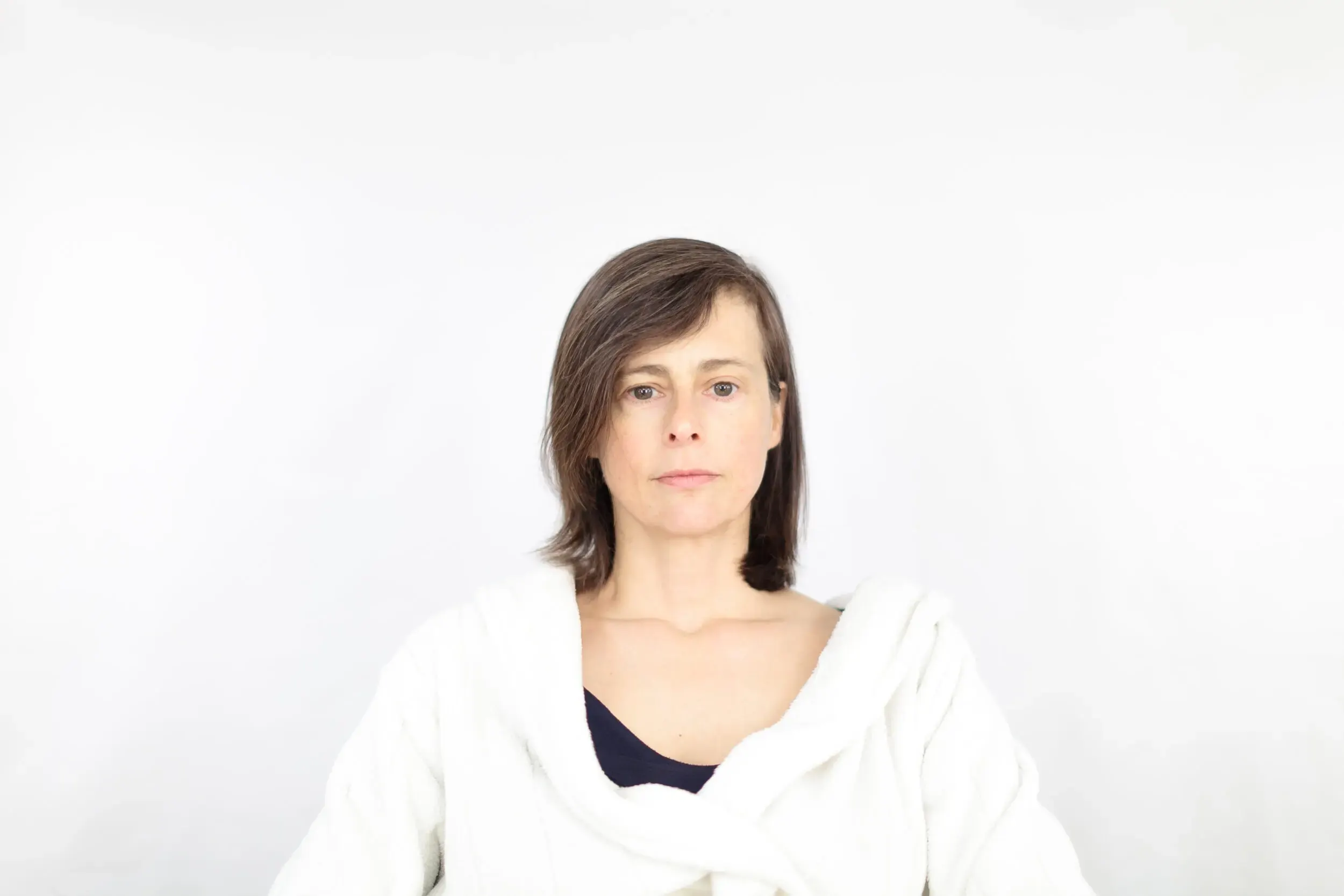 Bühnenfoto aus „Die schönsten Sterbeszenen der Oper“: ältere Frau in spitzenbesetzter Bluse