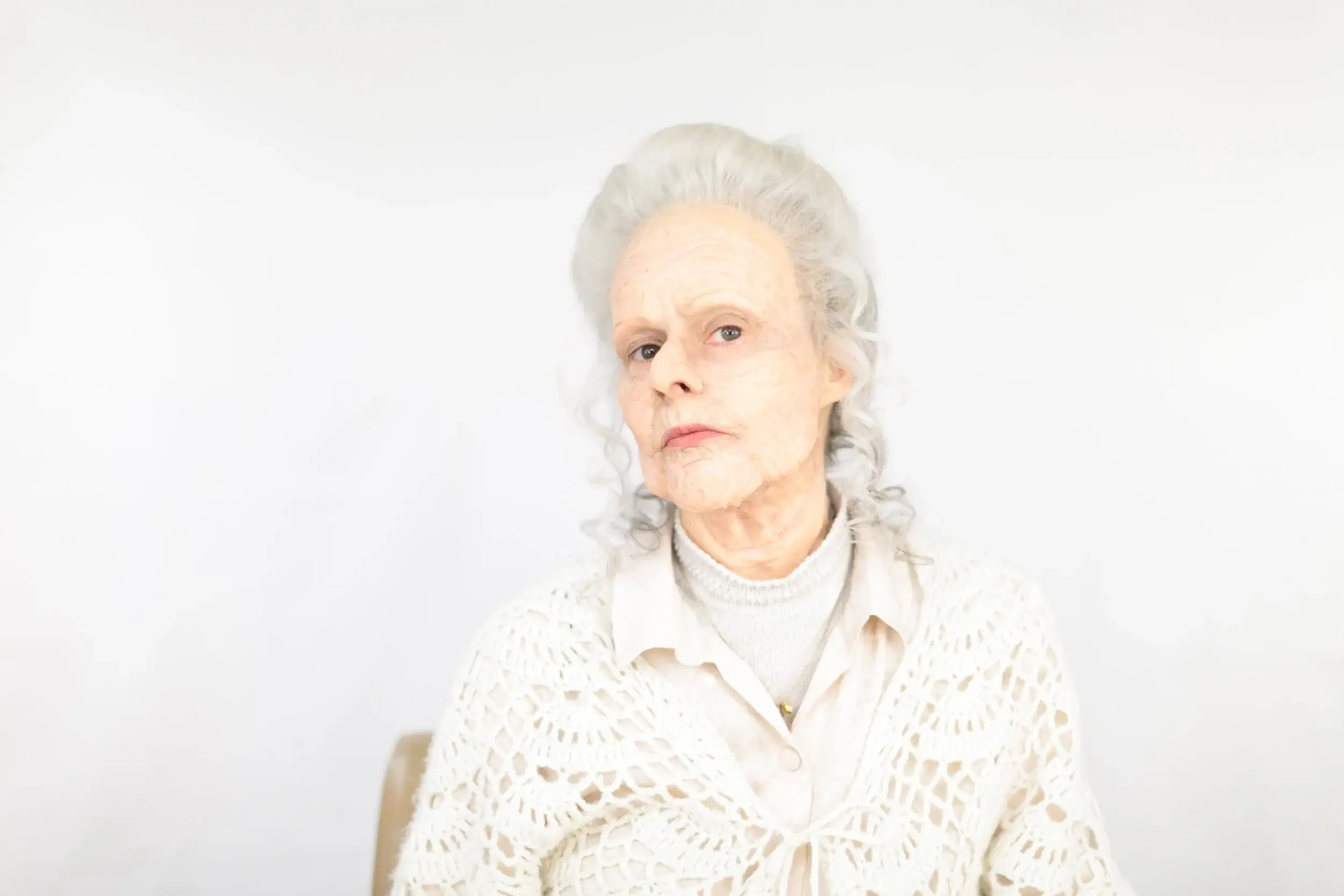 Bühnenfoto aus „Die schönsten Sterbeszenen der Oper“: Frau mit Händen am Gesicht