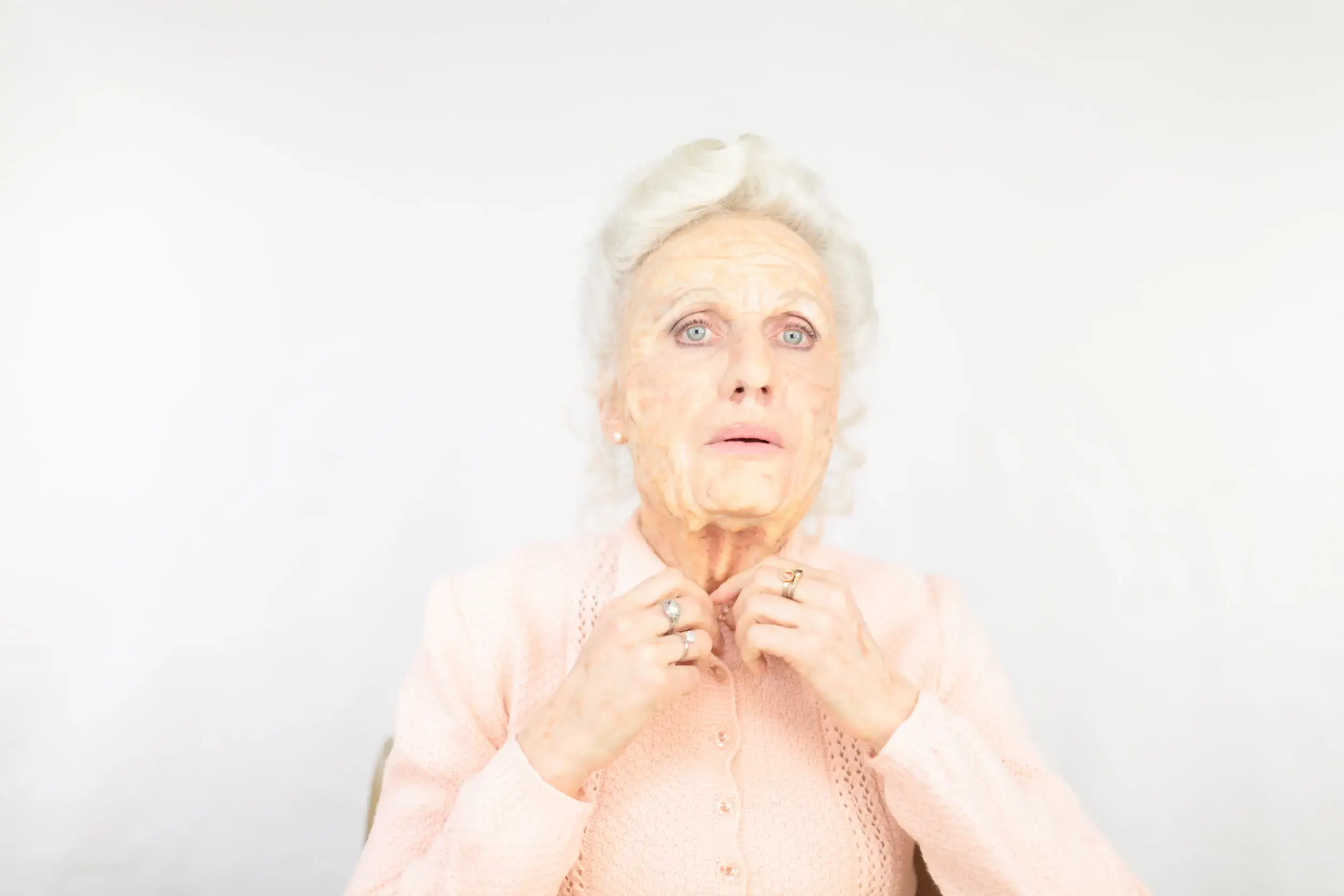 Bühnenfoto aus „Die schönsten Sterbeszenen der Oper“: Frau mit Hand an der Kehle