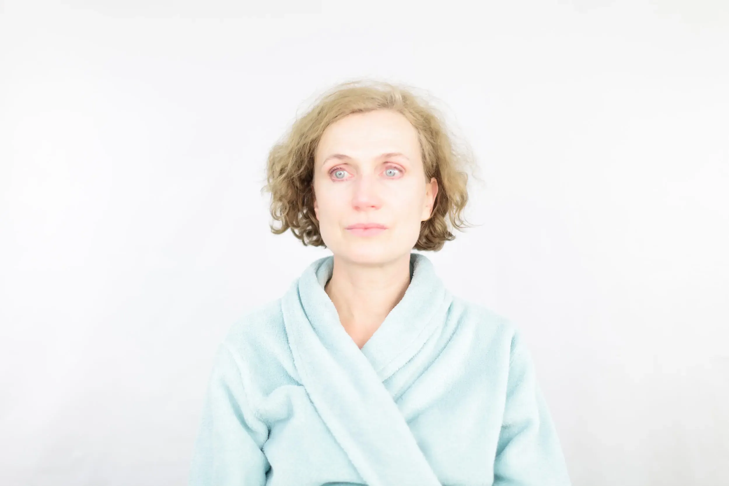 Bühnenfoto aus „Die schönsten Sterbeszenen der Oper“: Frau in hellblauem Gewand