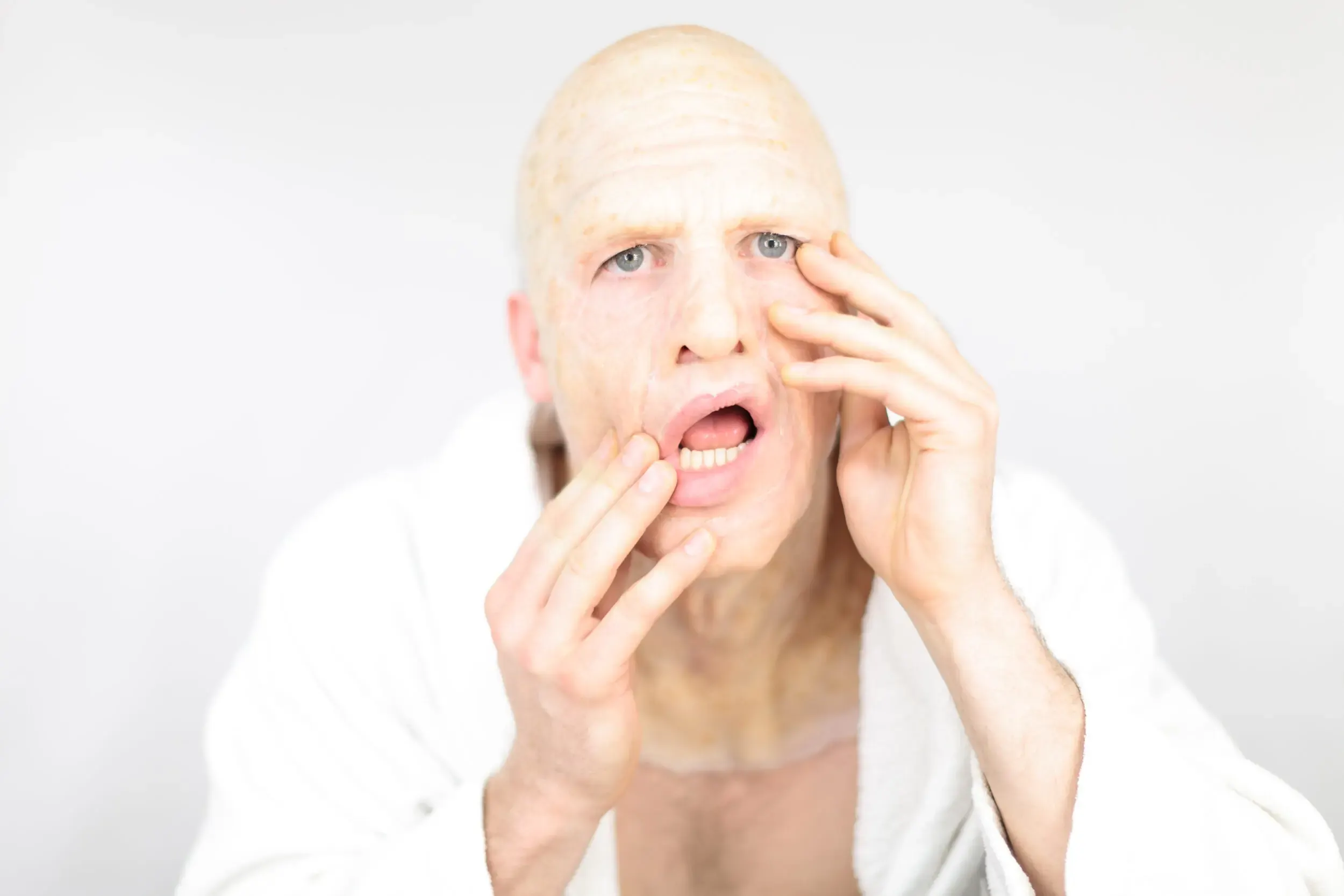 Bühnenfoto aus „Die schönsten Sterbeszenen der Oper“: Mann mit Händen am Gesicht