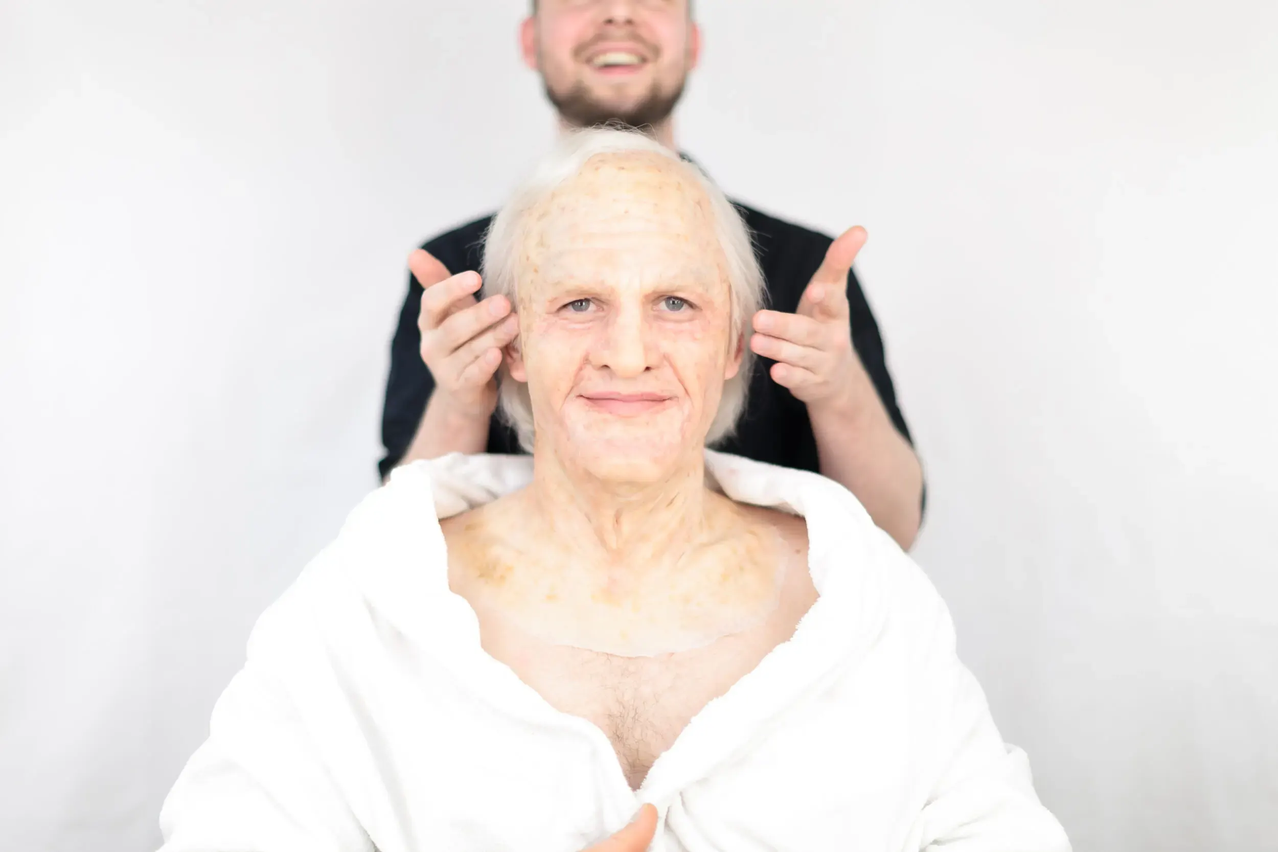 Bühnenfoto aus „Die schönsten Sterbeszenen der Oper“: Mann hält die Hände über den Kopf einer weiteren Person