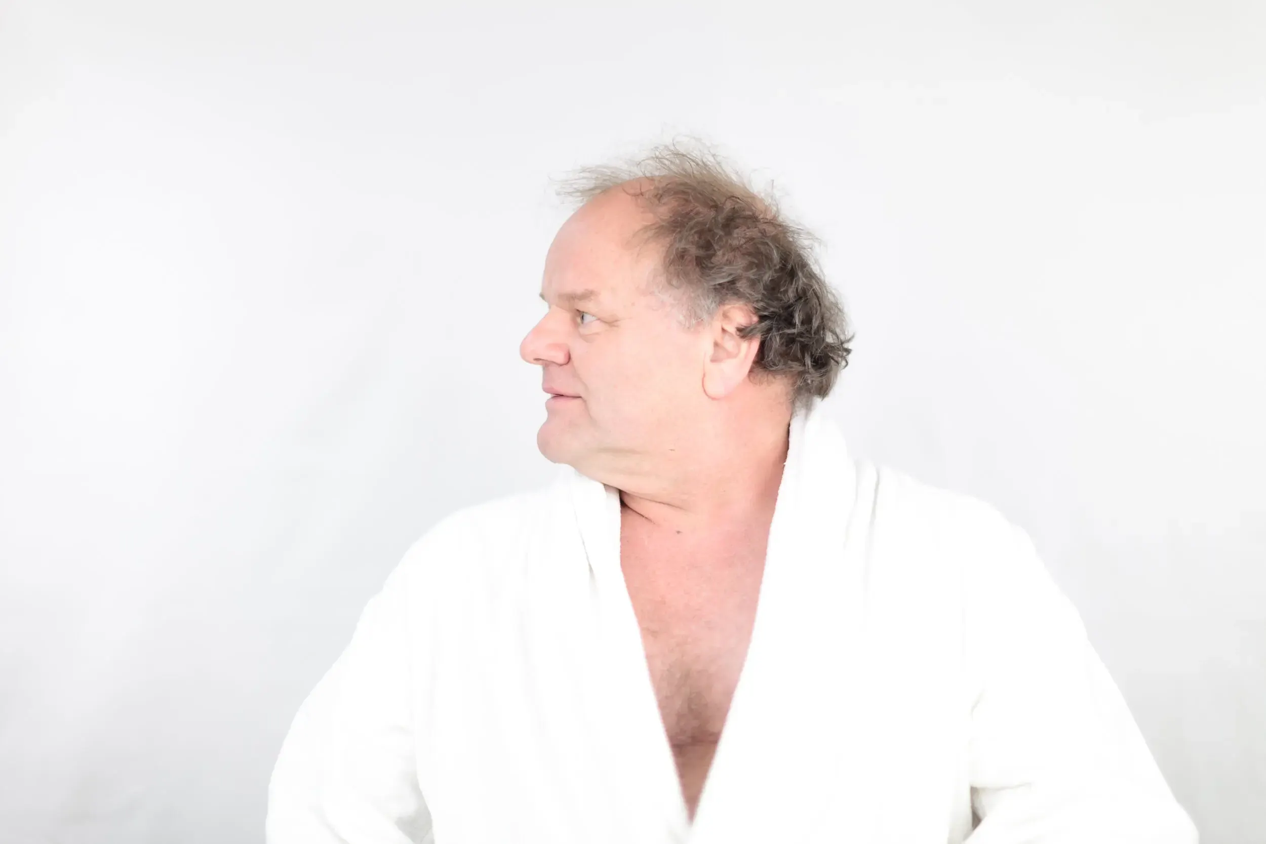 Bühnenfoto aus „Die schönsten Sterbeszenen der Oper“: Mann in weissem Gewand mit erhobenem Arm
