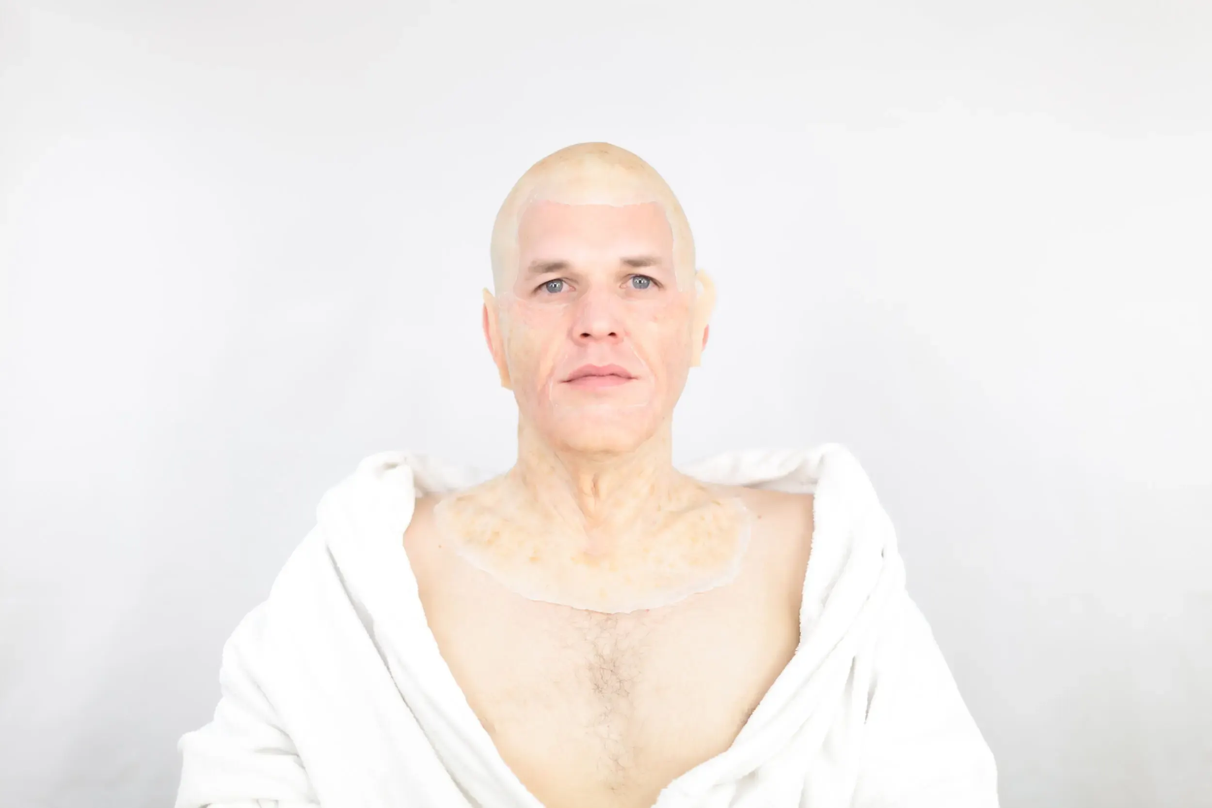 Mann mit offenem Mund und dramatischem Gesichtsausdruck vor weissem Hintergrund