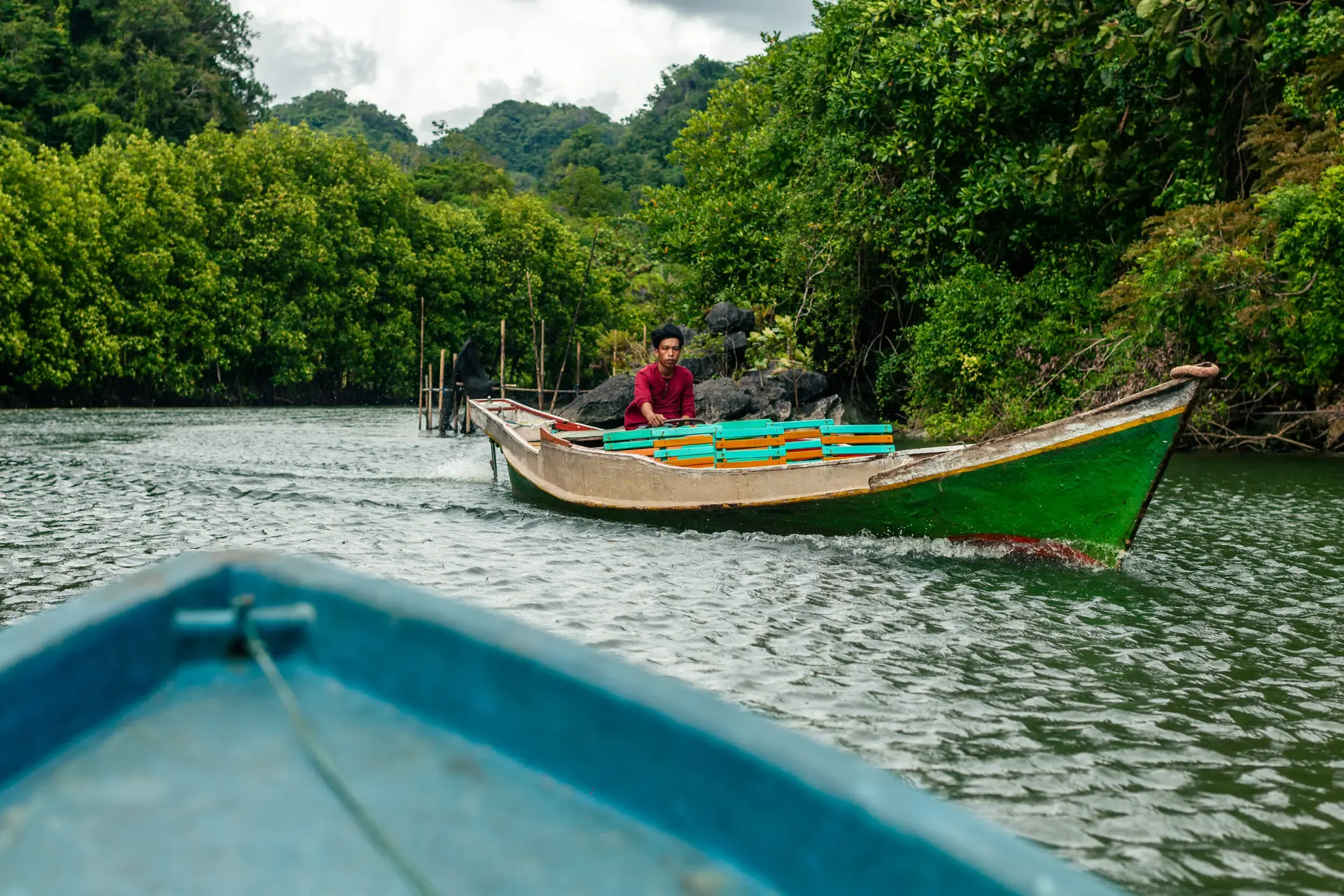 Boote auf einem Fluss zwischen bewaldeten Ufern, Sulawesi