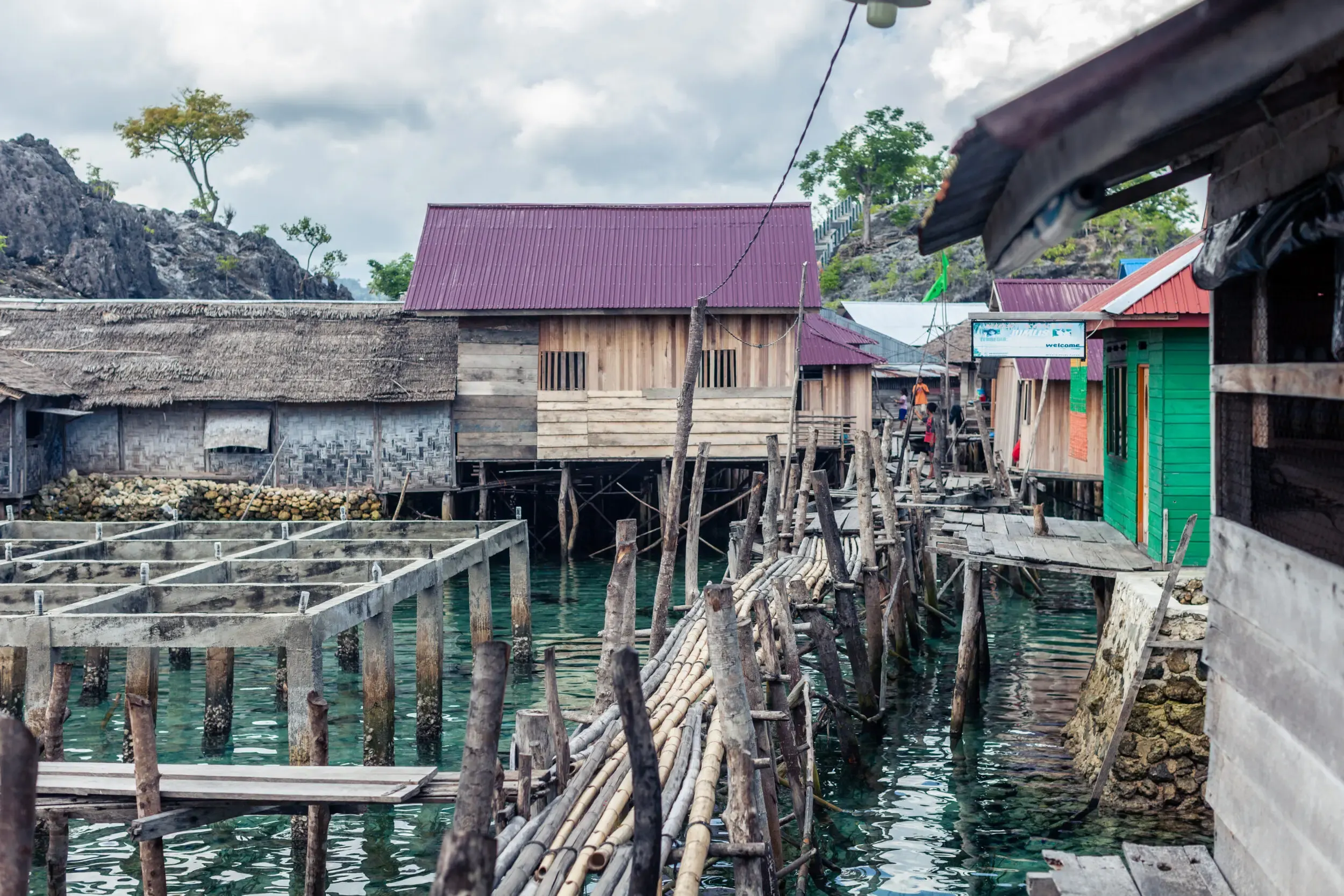 Dorf mit Pfahlbauten am Wasser, Sulawesi