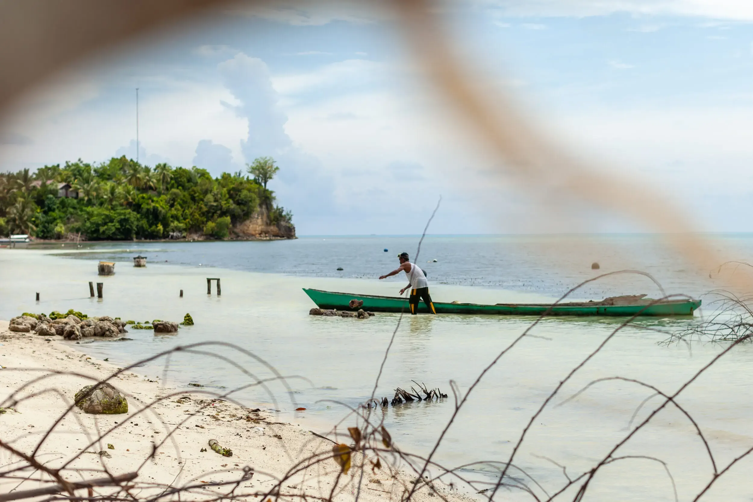 Fischer im Boot auf flachem Wasser, Sulawesi
