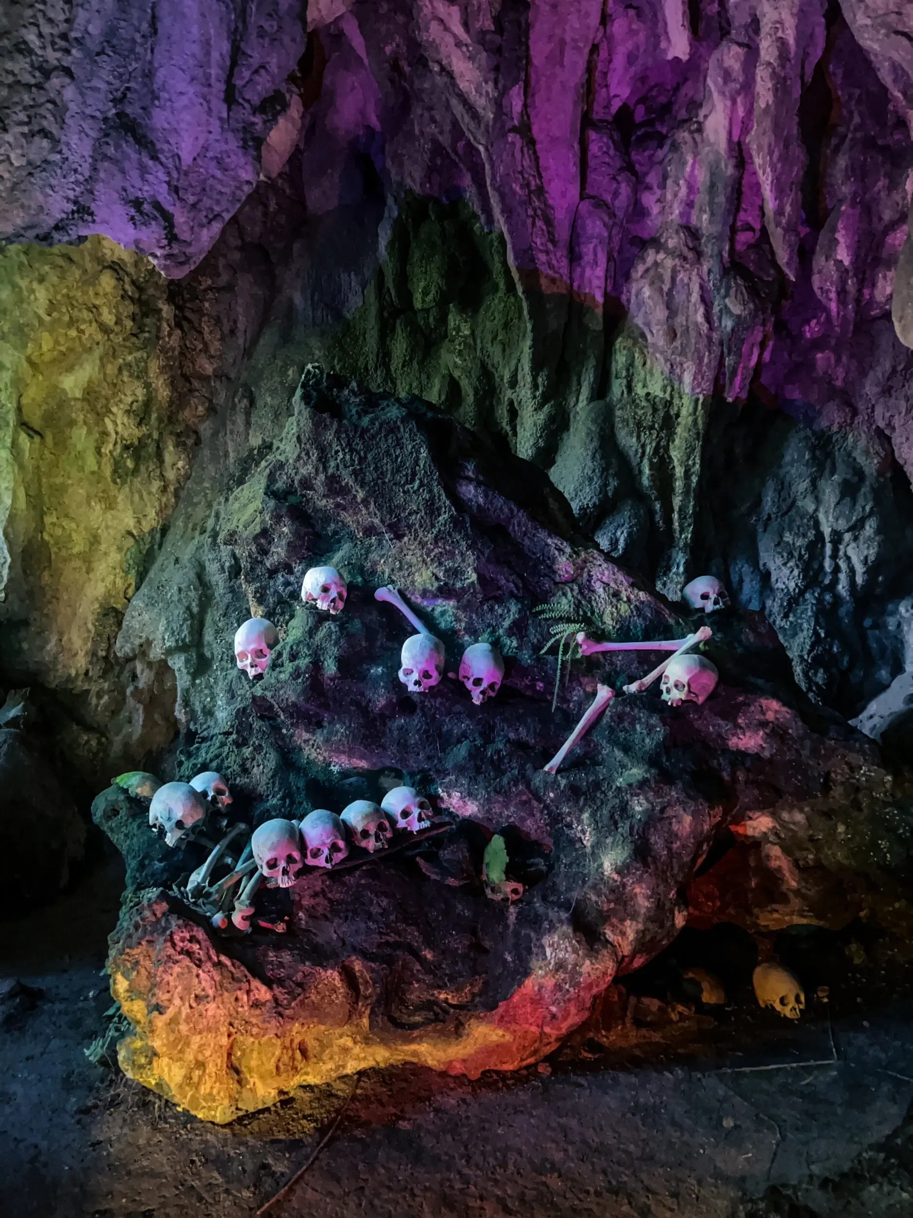 Grabhöhle mit Schädeln und Ahnenfiguren, Sulawesi