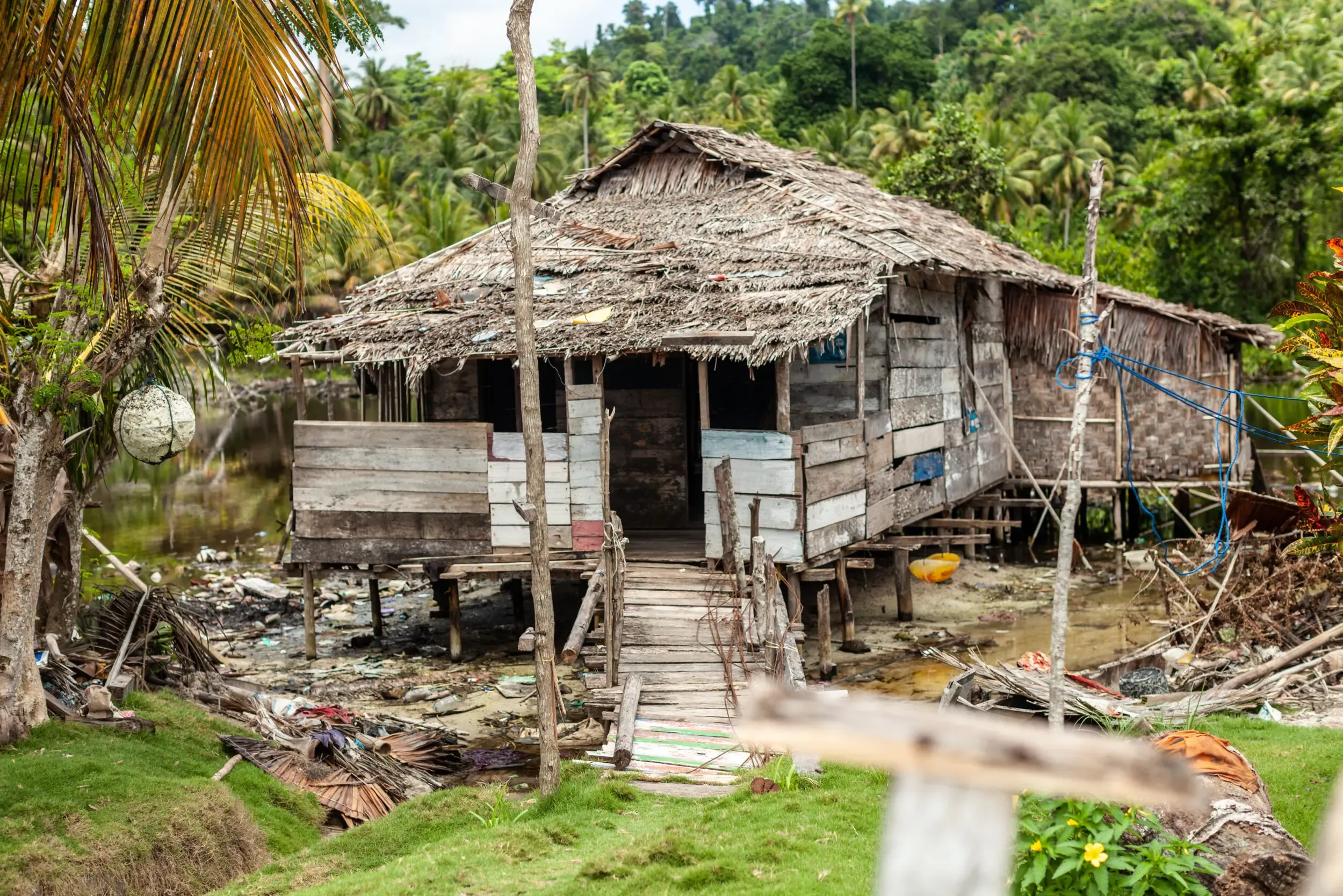 Holzhaus auf Stelzen mit üppigem Garten, Sulawesi