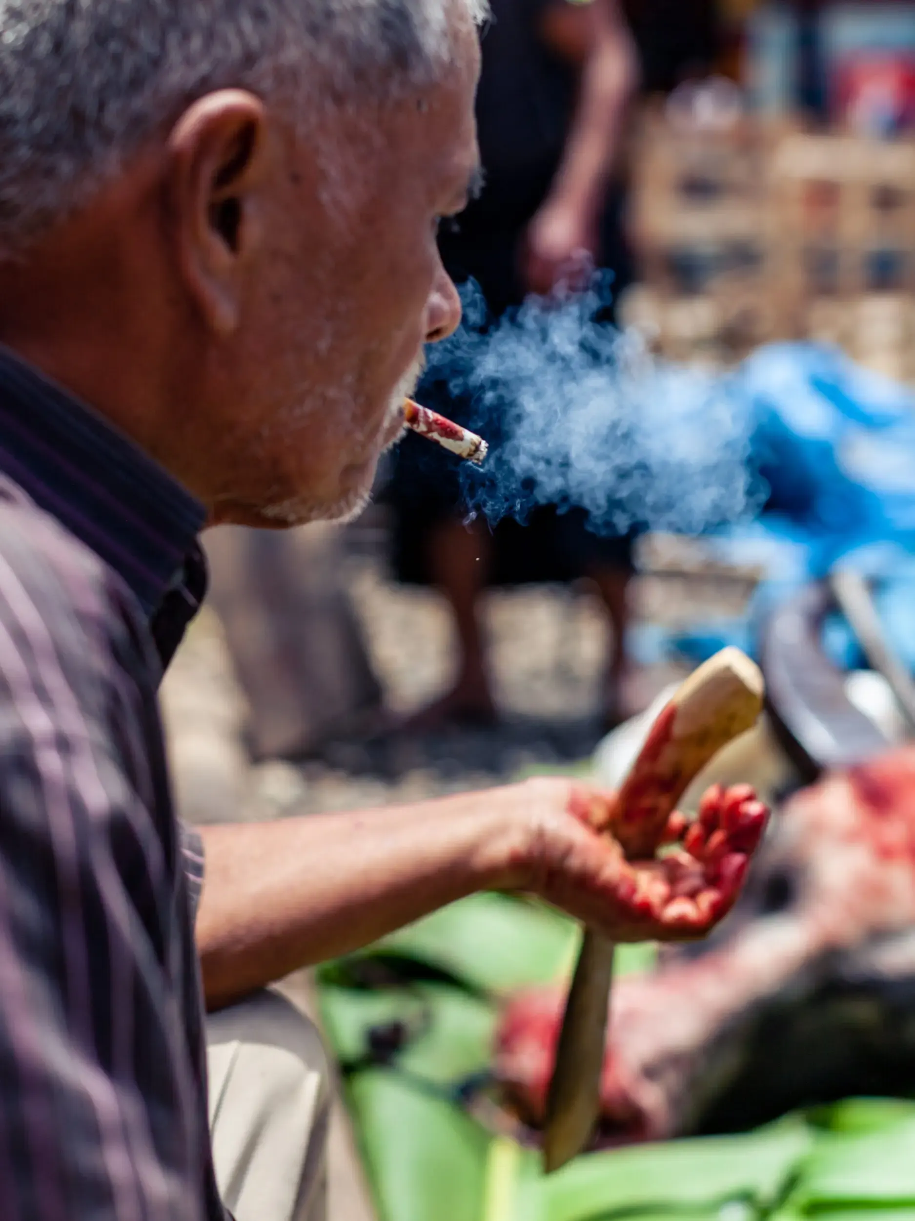 Älterer Mann raucht eine Pfeife, Sulawesi