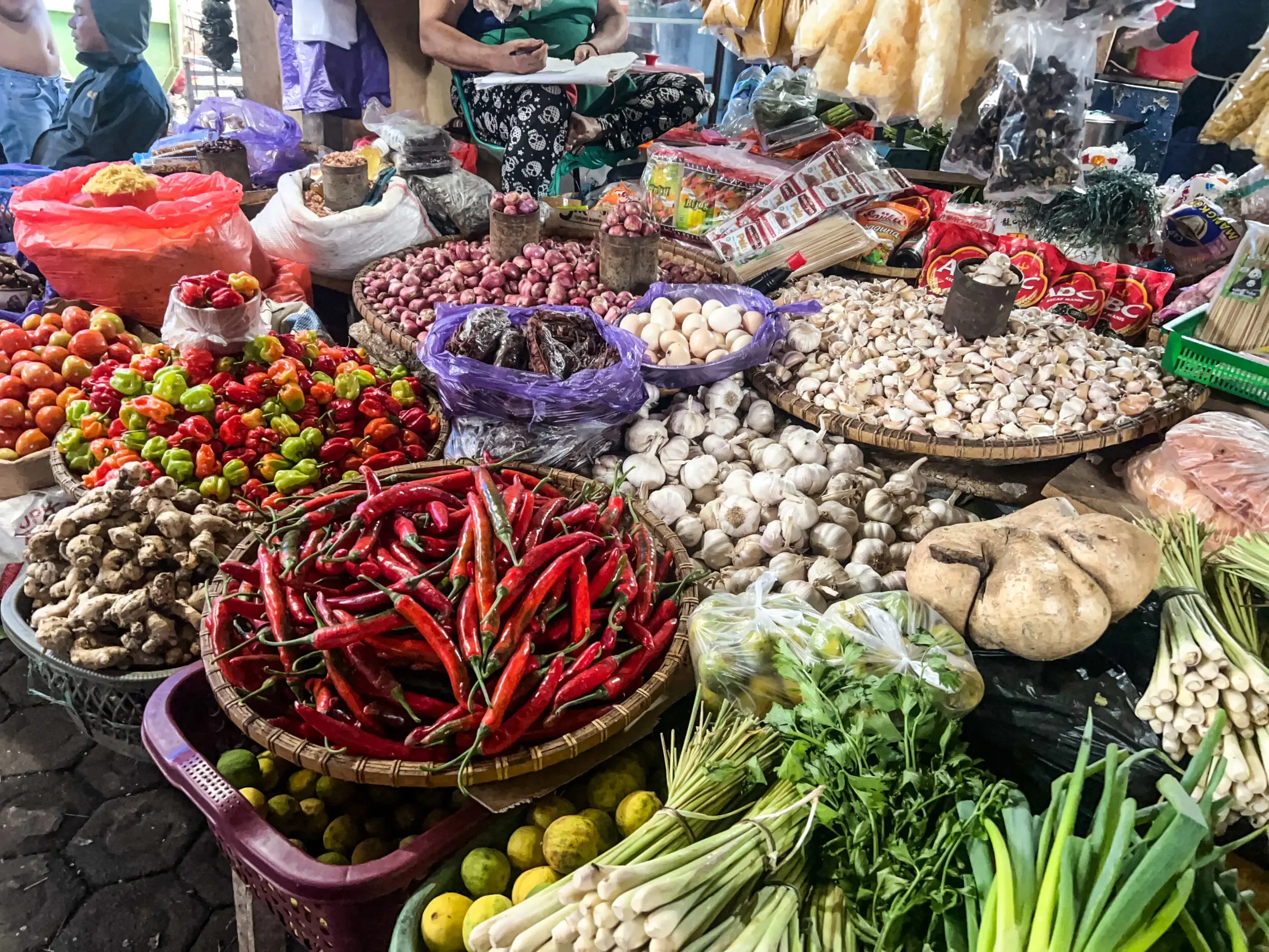 Marktstand mit buntem Gemüse und Gewürzen, Sulawesi
