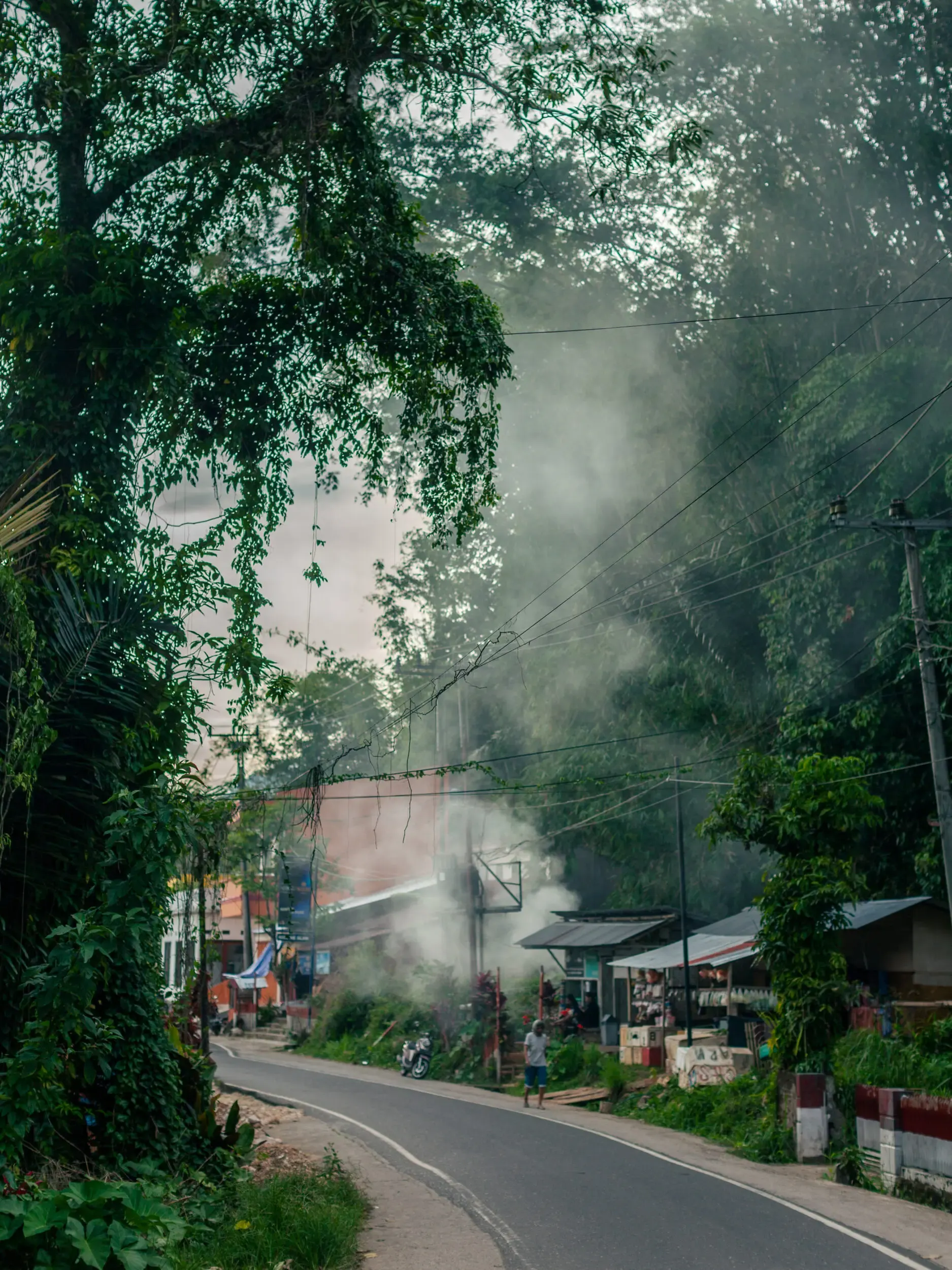 Nebelverhangene Dorfstrasse in Sulawesi