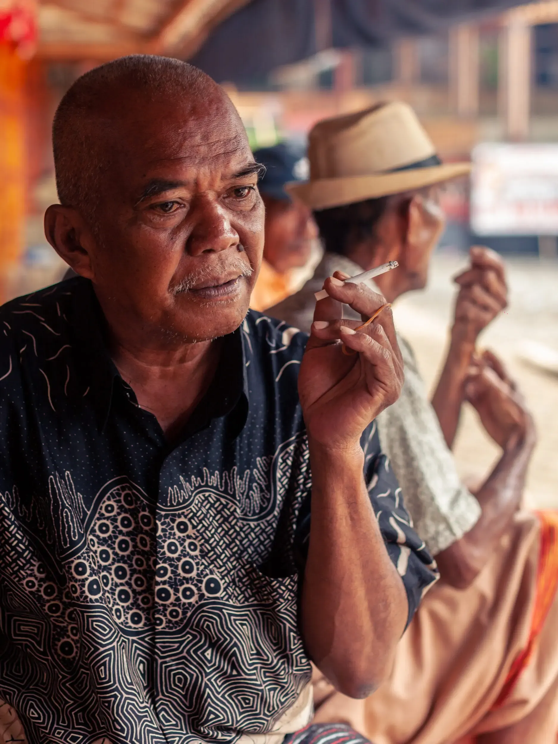 Zwei ältere Männer im Portrait, einer raucht, Sulawesi