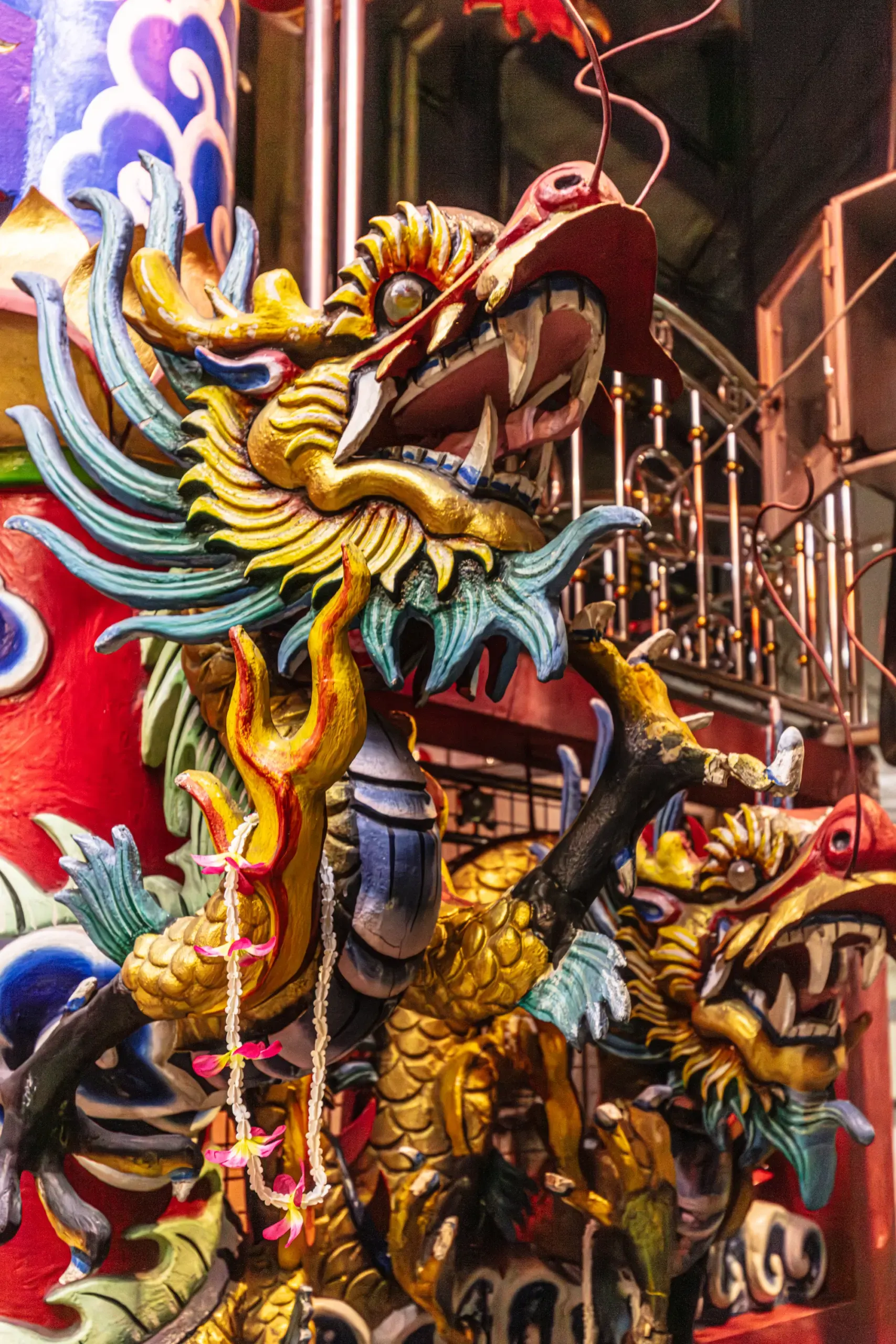 Bunt bemalte Drachenskulptur an einem Tempel