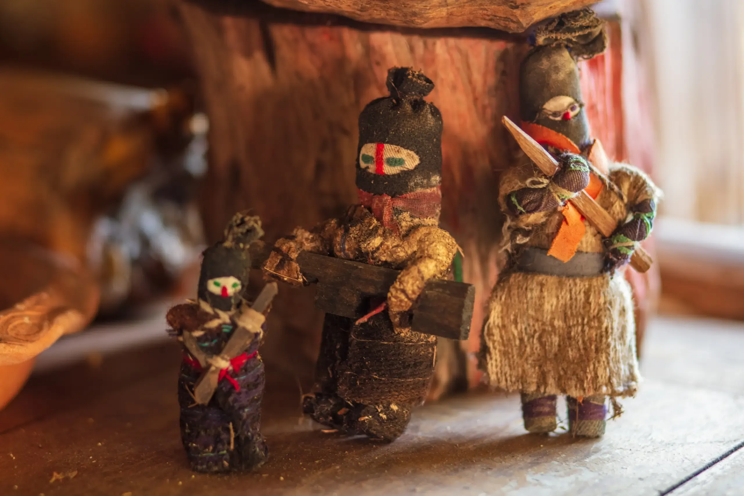 Zwei geschnitzte Holzpuppen in traditioneller Kleidung