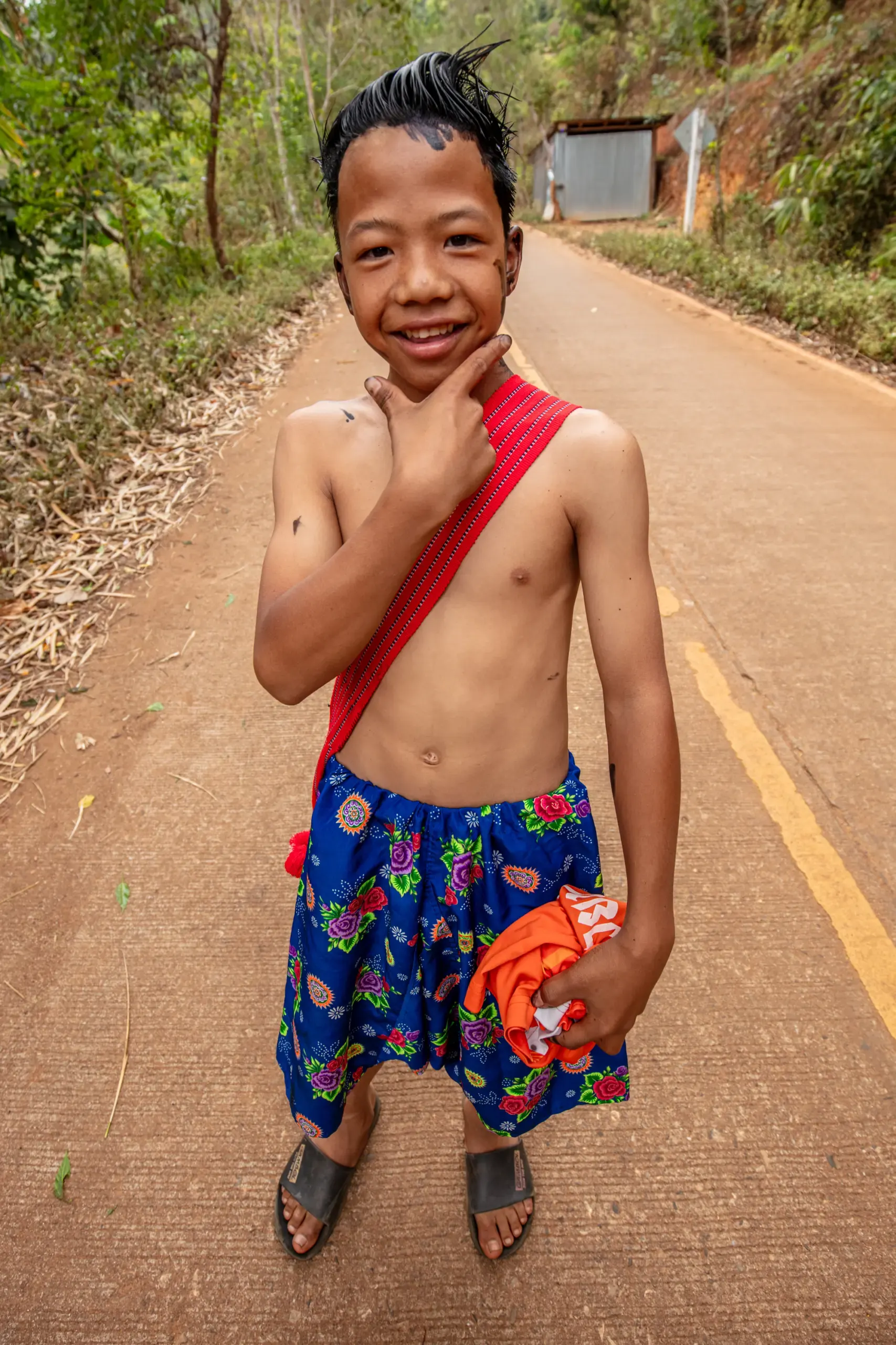 Portrait eines Jungen, der an einer Strasse steht