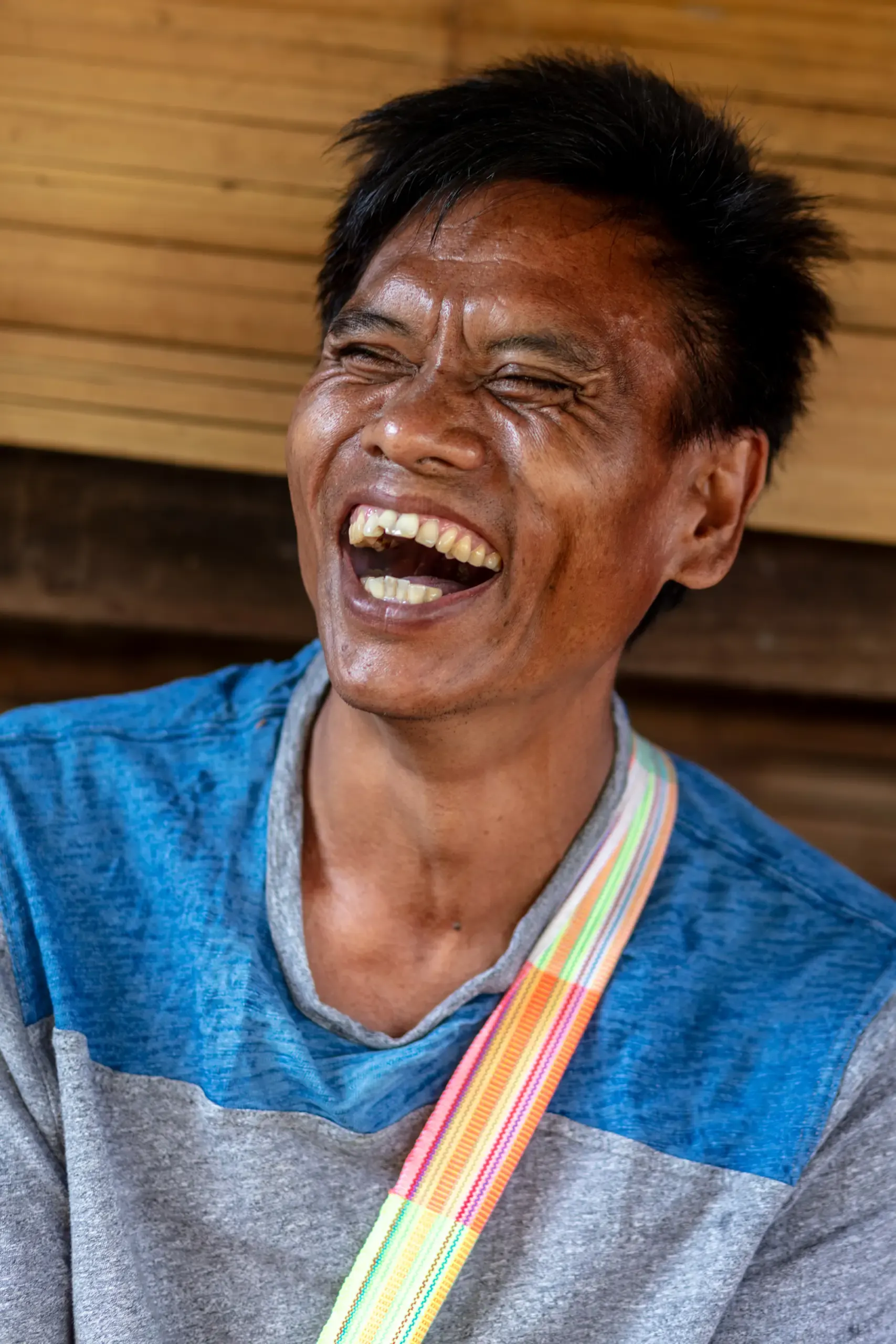 Portrait eines herzlich lachenden Mannes