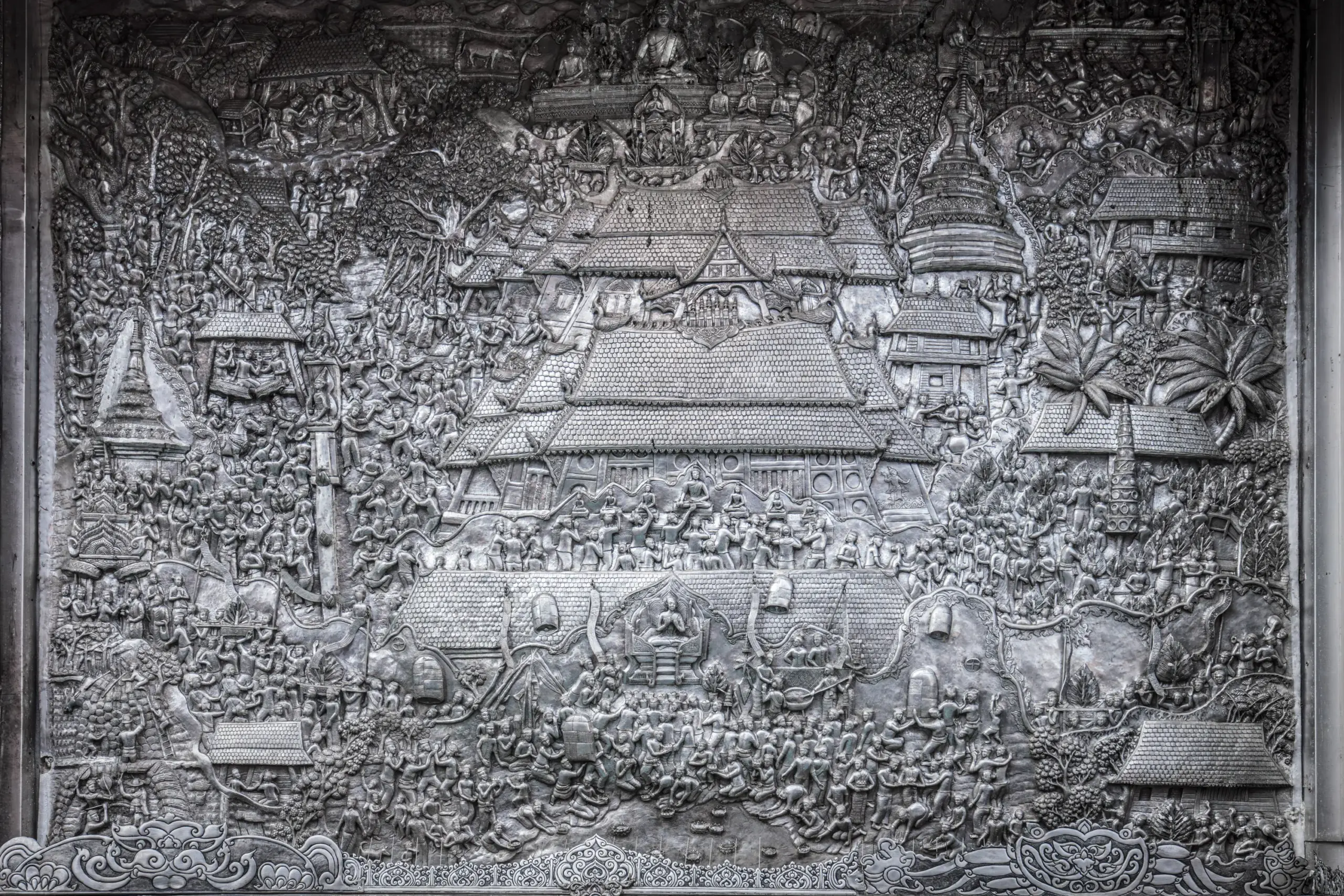 Silberrelief mit einer detailreichen Tempelszene