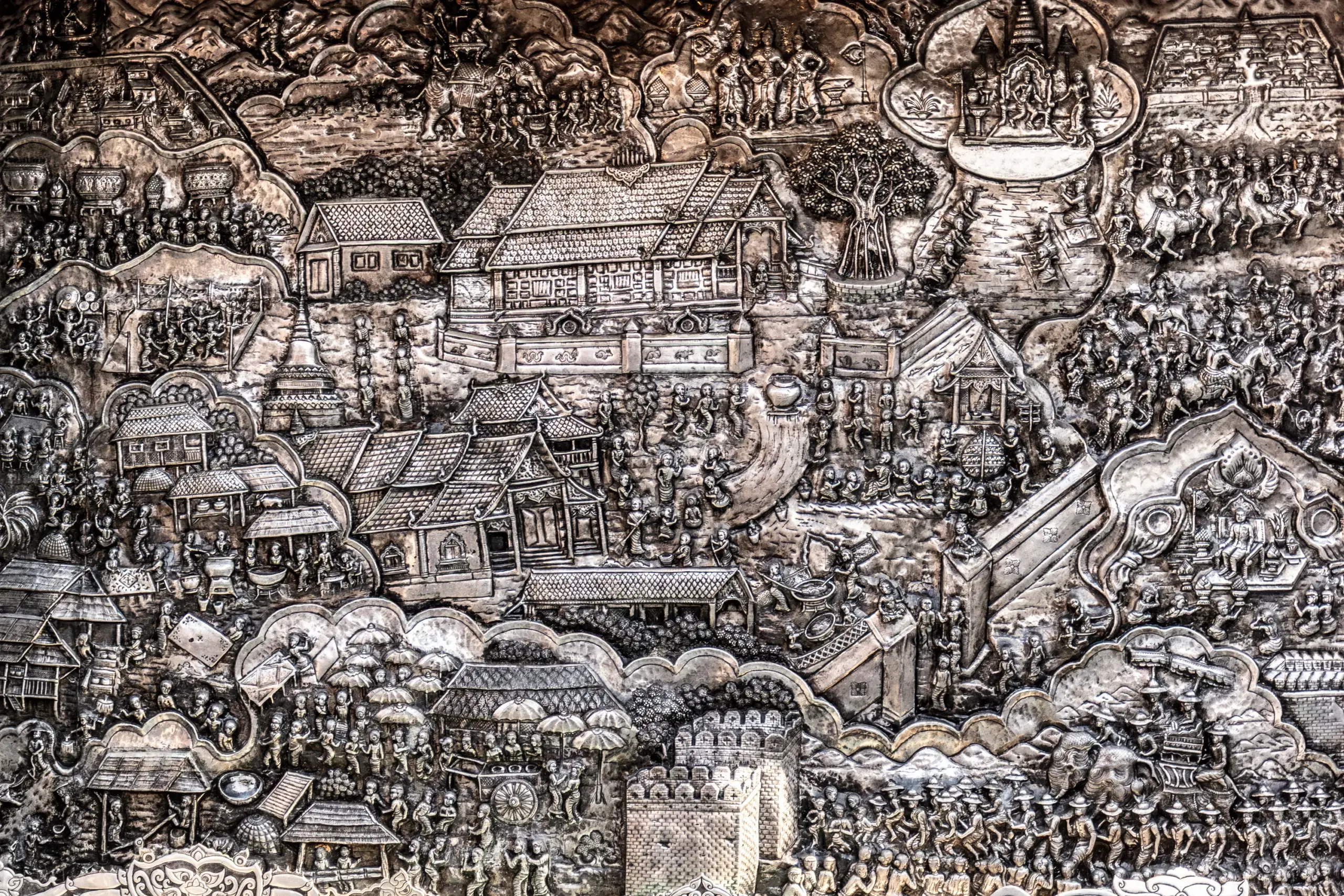 Kunstvoll gearbeitetes Silberrelief an einer Tempelwand