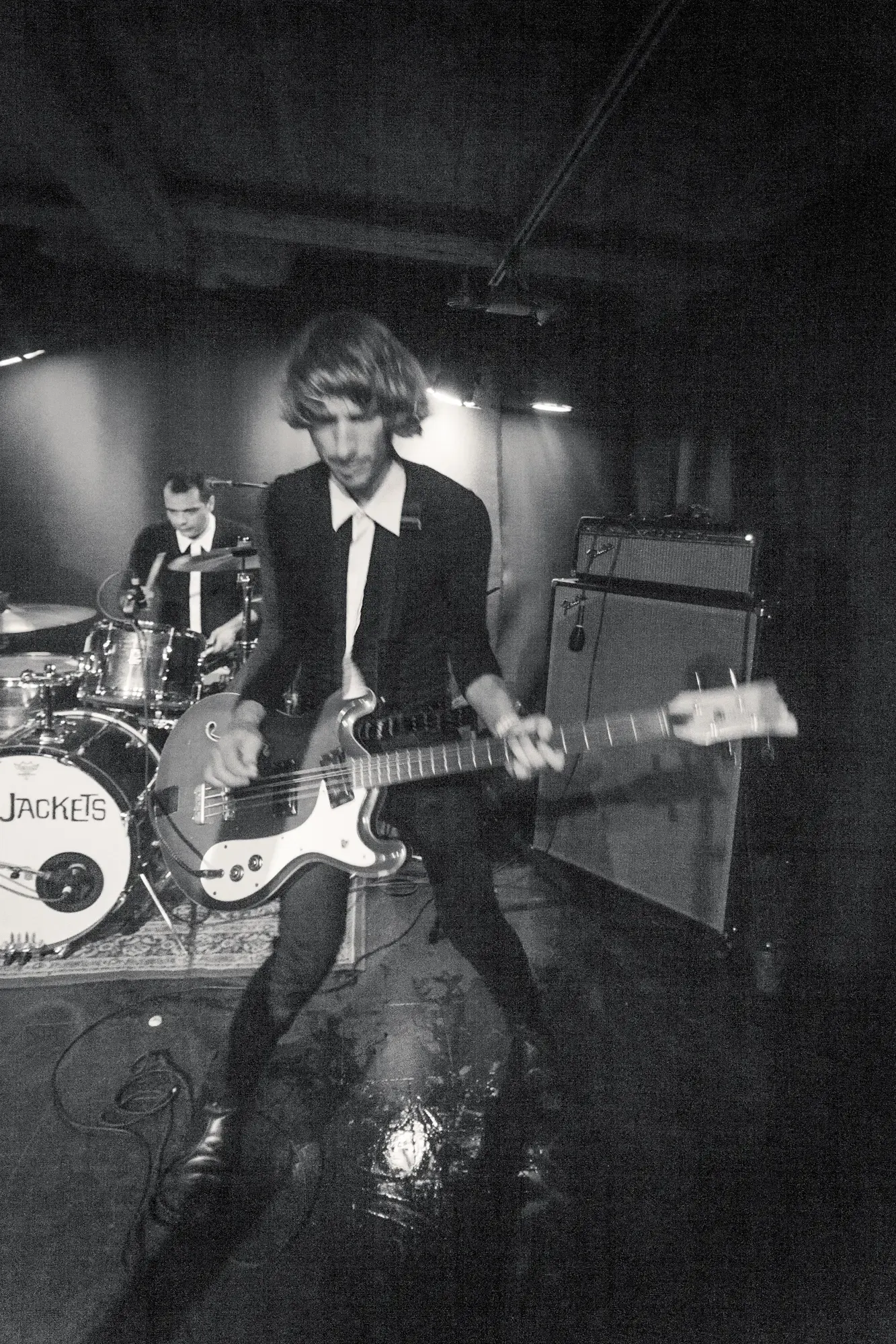 Schwarzweissfoto eines Gitarristen der Band The Jackets