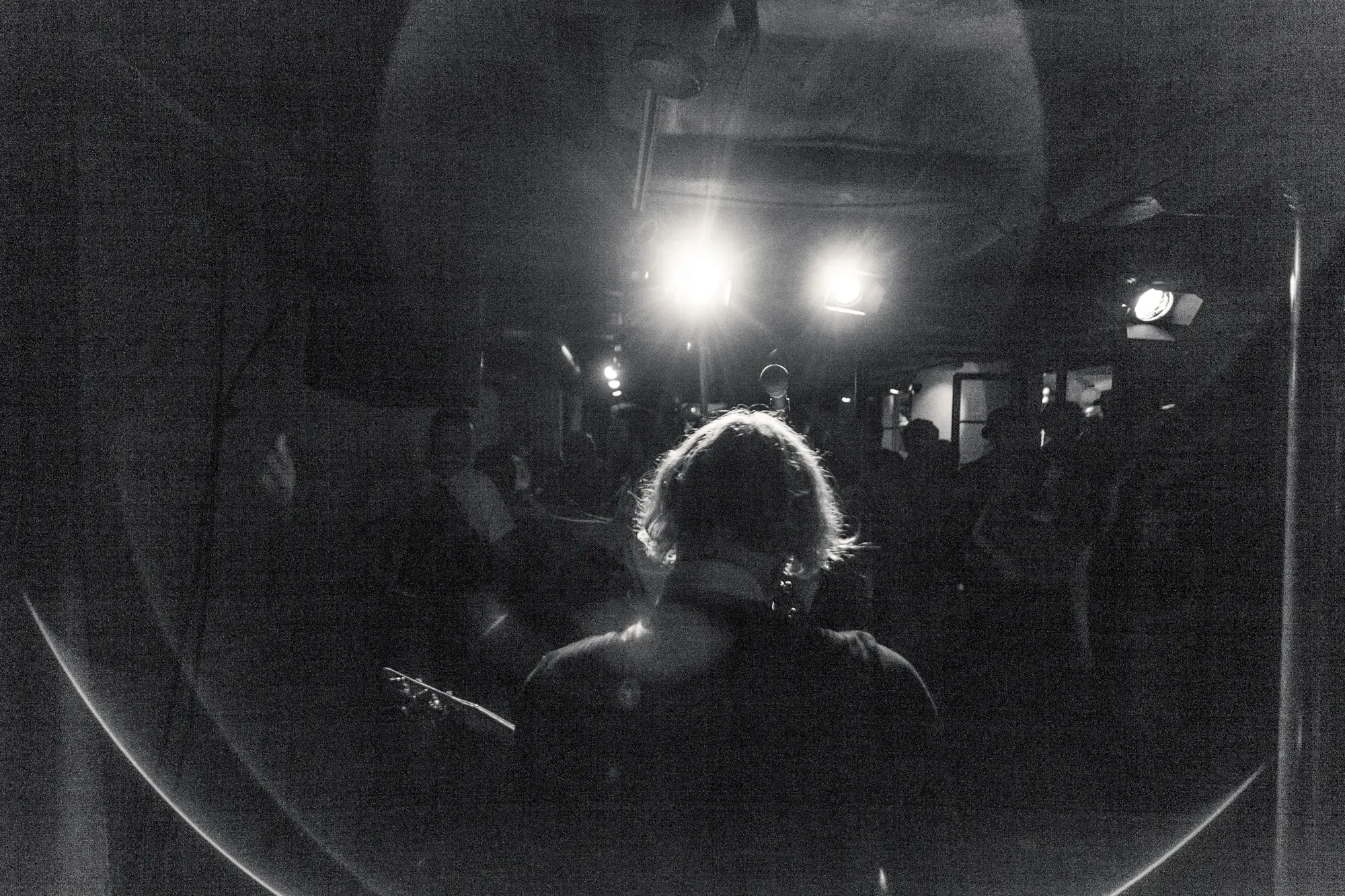 Schwarzweiss-Fisheye-Aufnahme eines Schlagzeugers der Band The Jackets