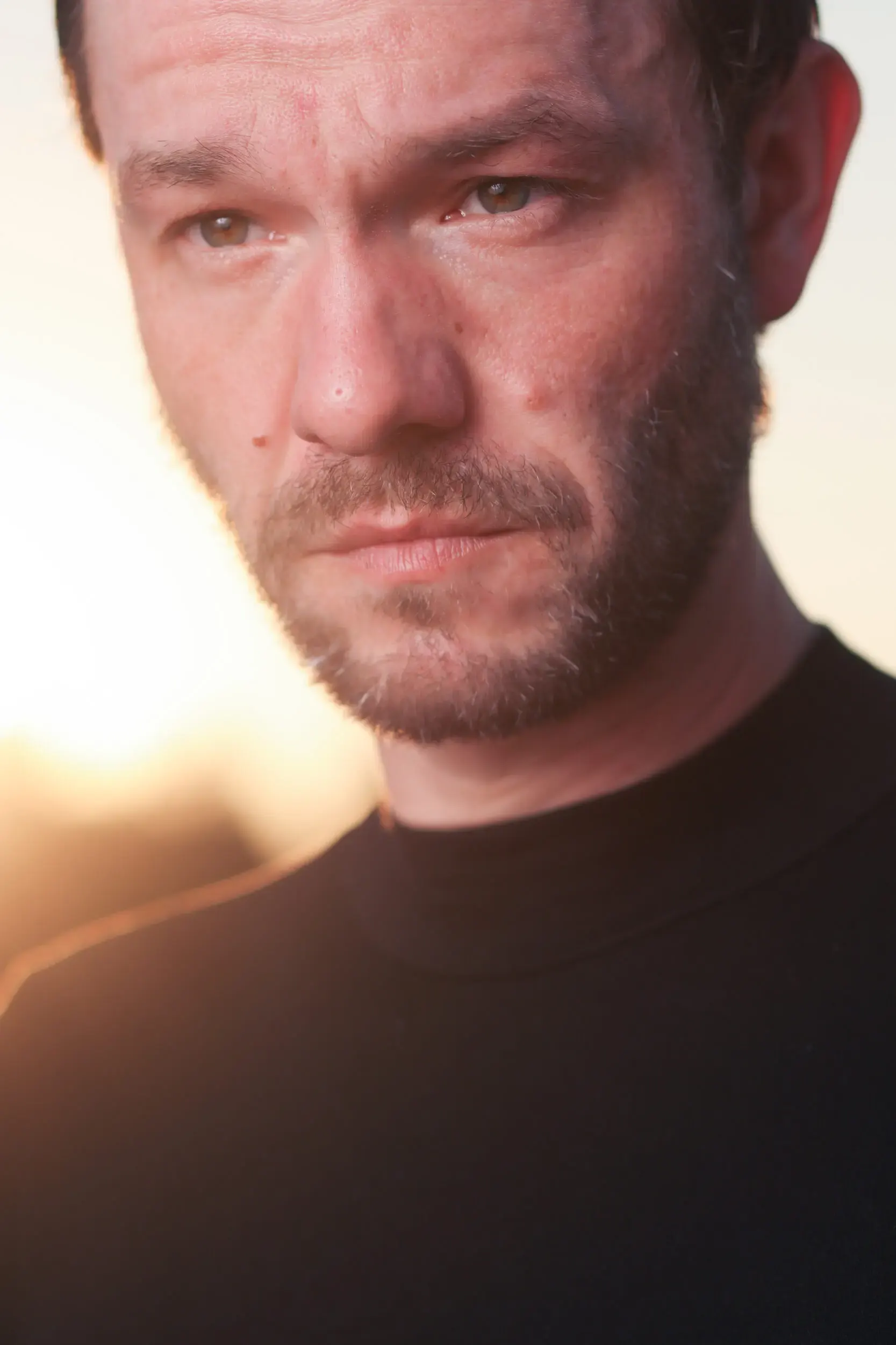 Nahaufnahme-Portrait von Tim Wildner im warmen Licht